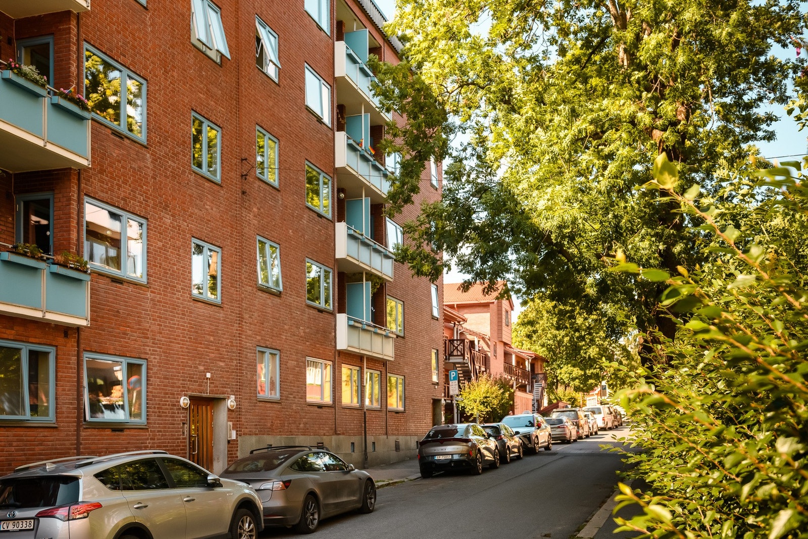 Eiendommen ligger i en rolig gate med beboerparkering. Galleribilde