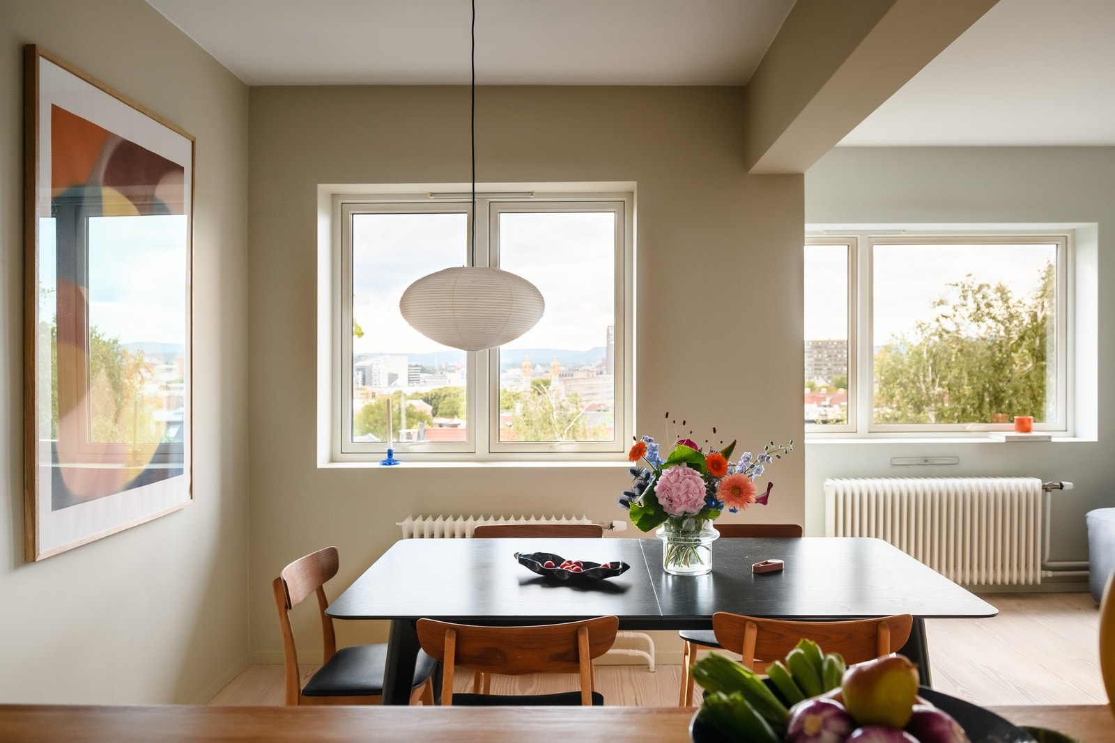 Leiligheten har to balkonger, én mot øst og én mot vest, som rammer inn dagen. Galleribilde
