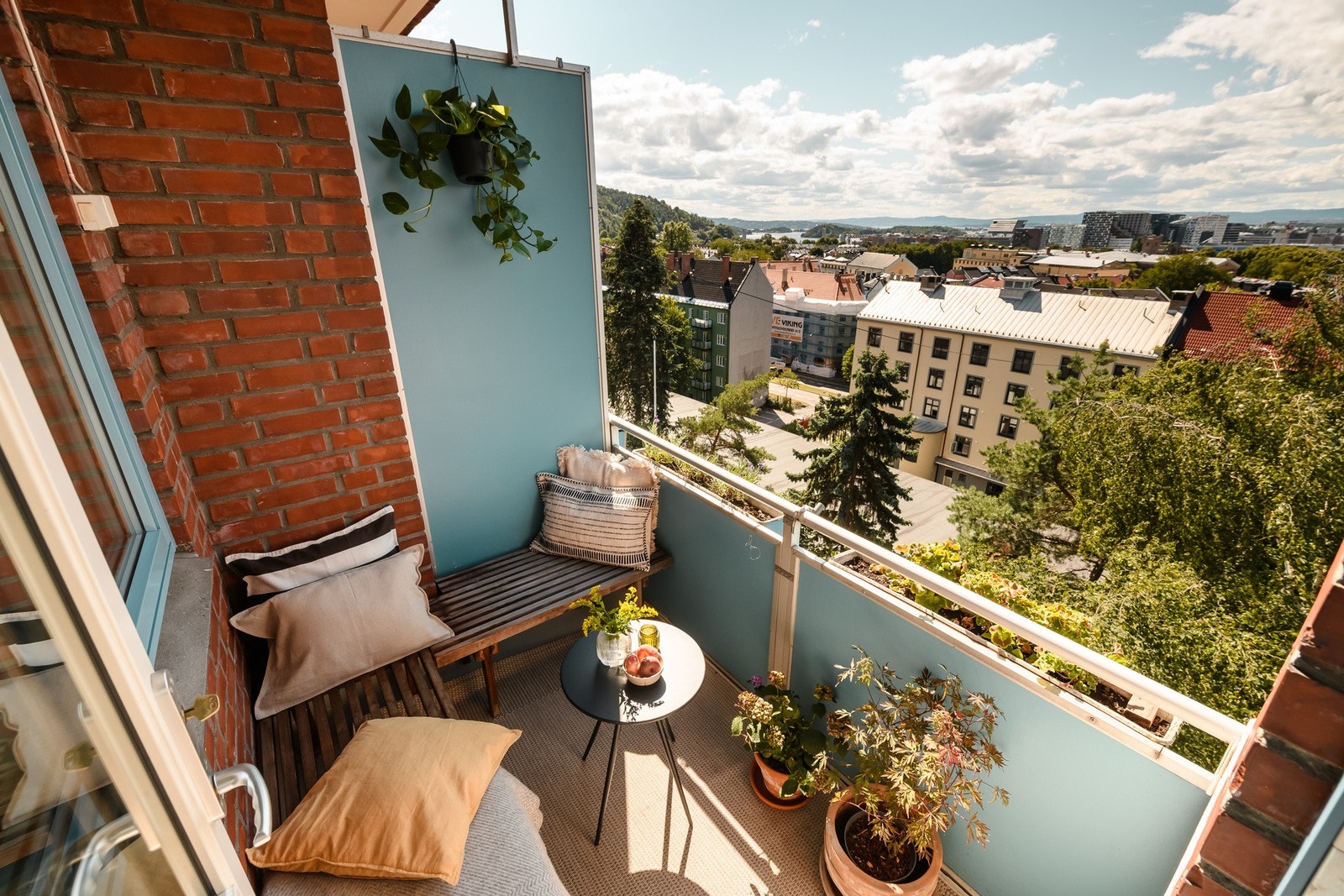 Balkongen har god plass til en sittegruppe og utsikt over nærområdet. Galleribilde