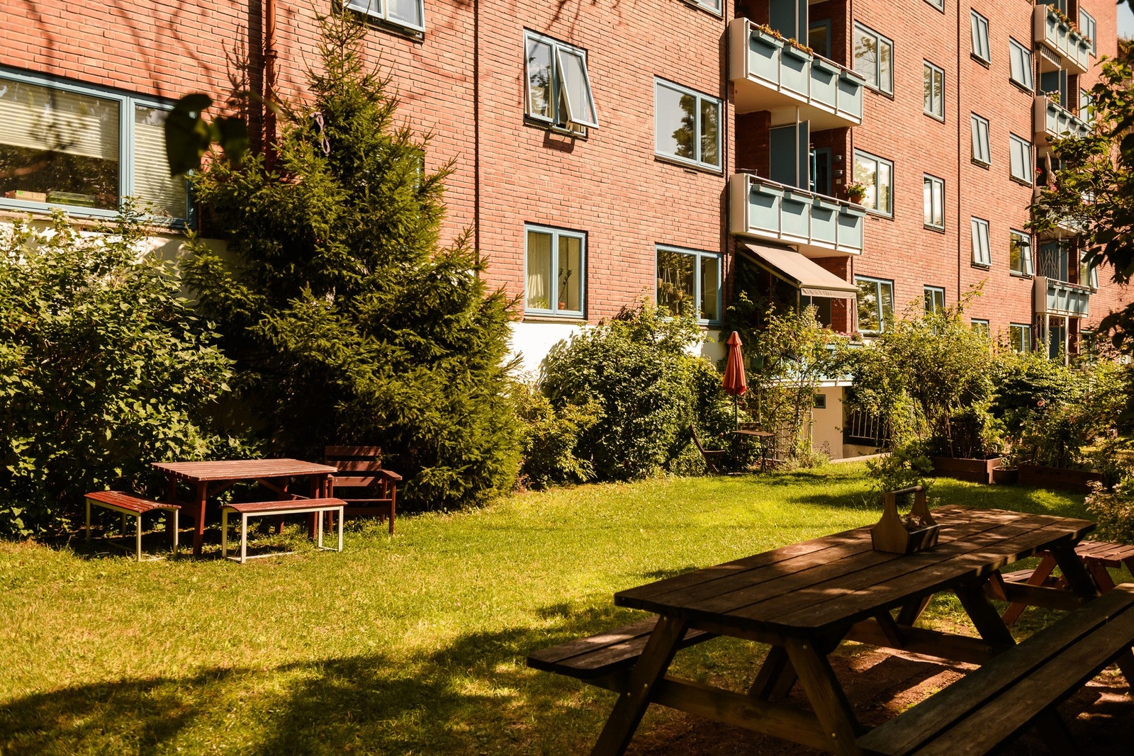 Boligselskapet har en hyggelig, felles bakgård med sittegrupper. Galleribilde