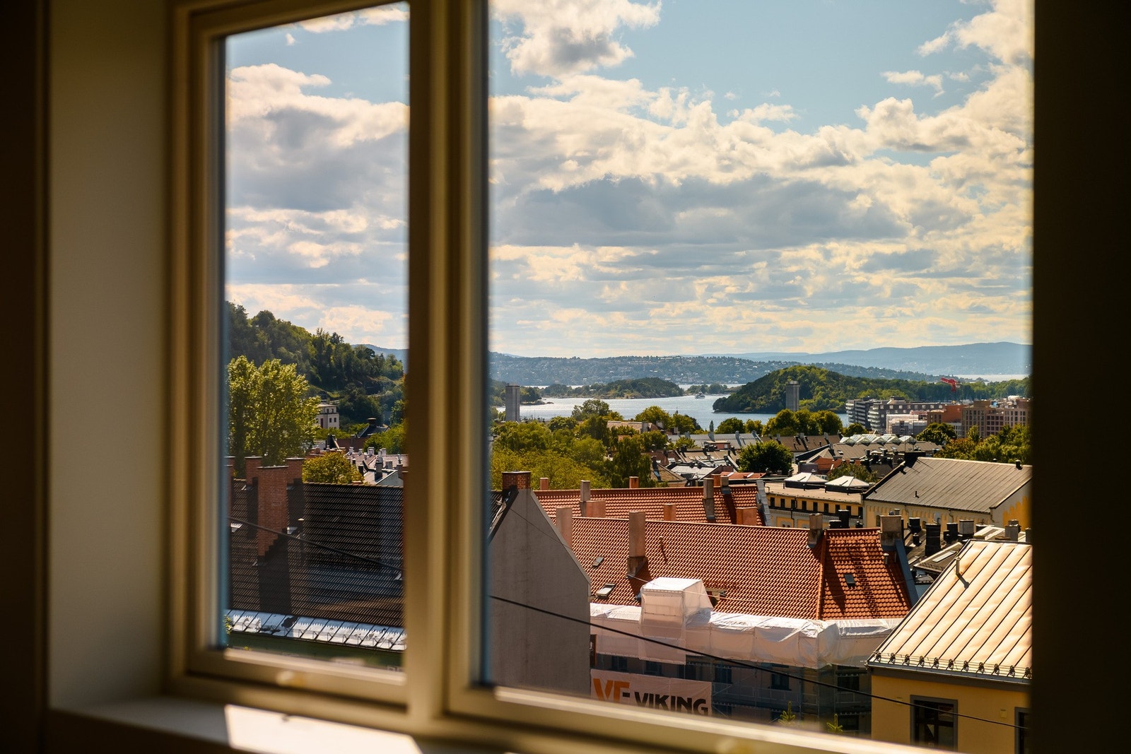 Fra leilighetens store vindusflater er det en vidstrakt utsikt over byen og fjorden. Galleribilde