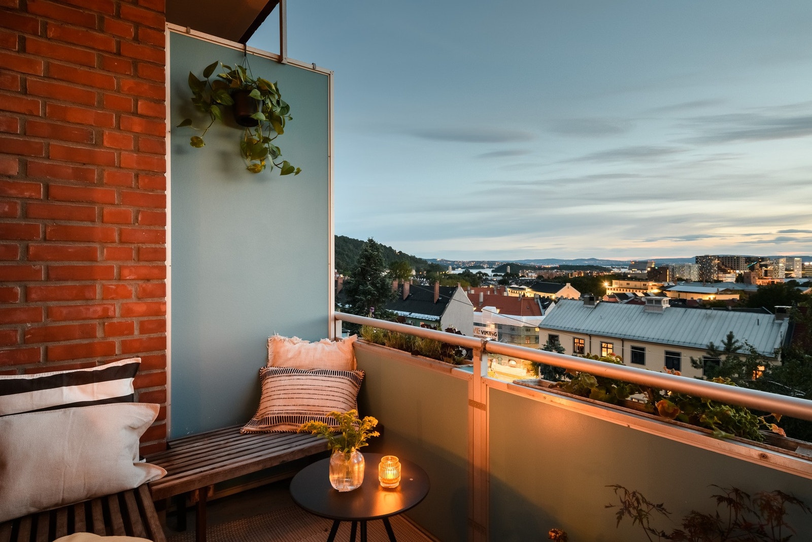 Den vestvendte balkongen er en flott plass å nyte kveldslyset. Galleribilde
