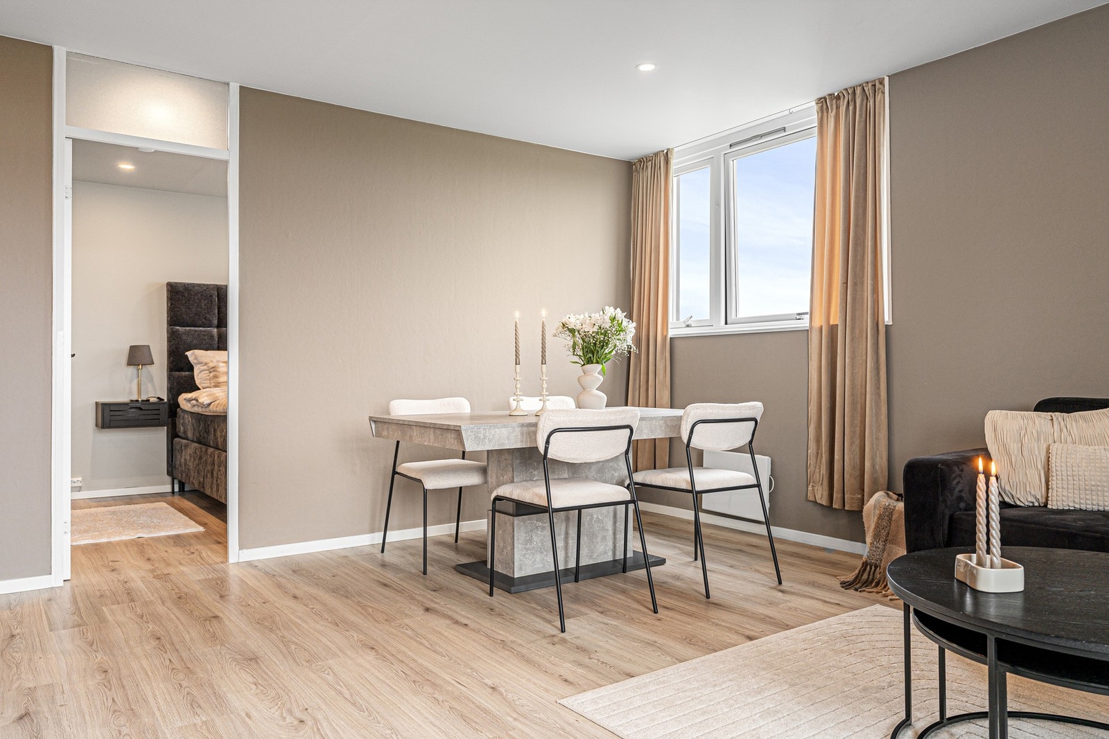 God plass til spisebord, perfekt for sosiale sammenkomster med venner og familie. Galleribilde