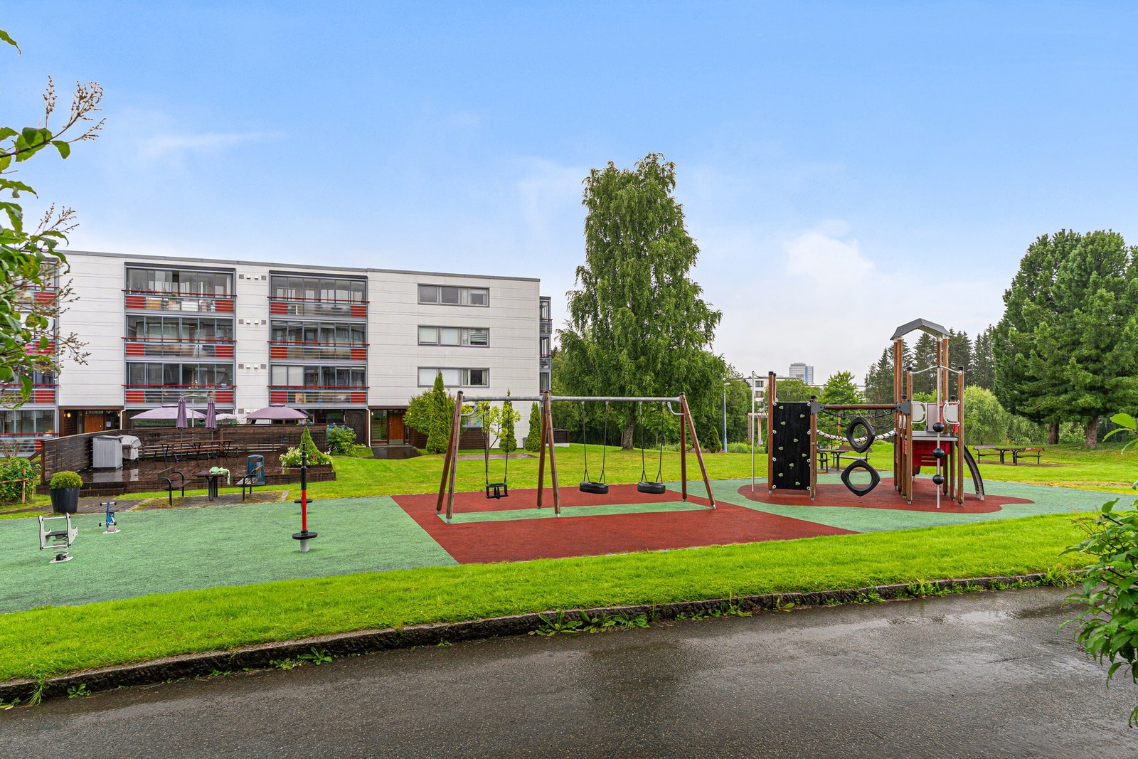 Parkering på felles biloppstillingsplass i borettslaget. Borettslaget har 95 frittstående garasjer i rekke. Ledige garasjer tildeles av TOBB. Galleribilde