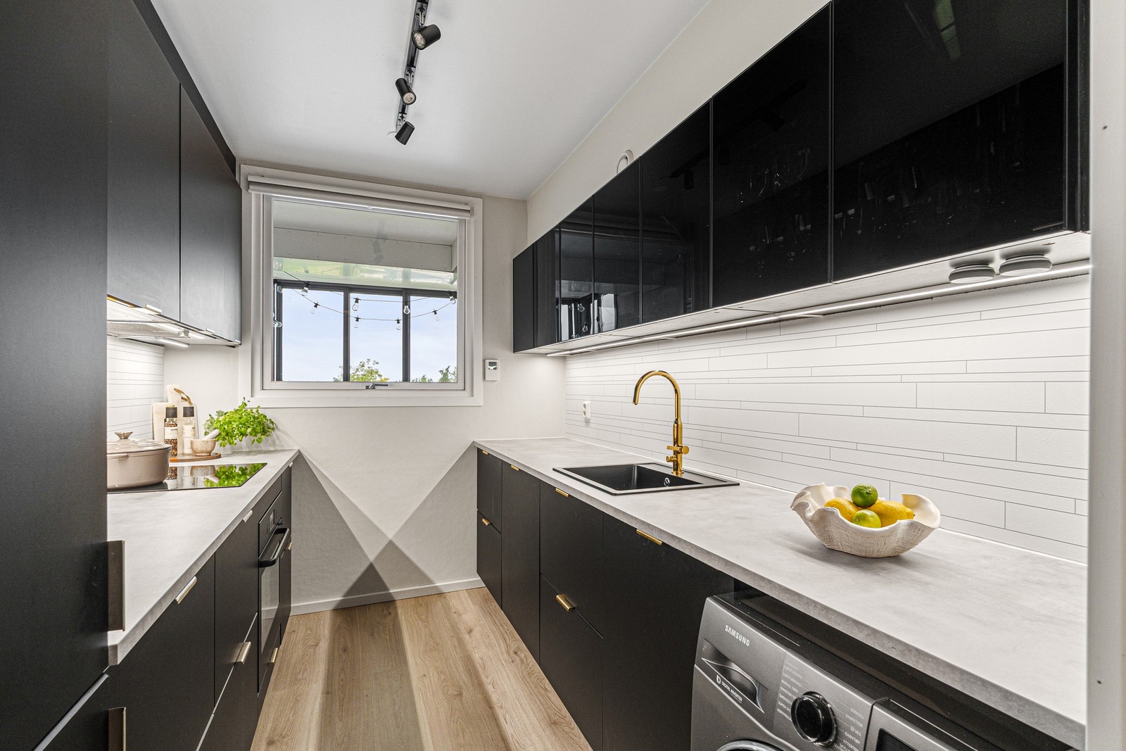 Stilrent og moderne kjøkken fra 2019. Galleribilde