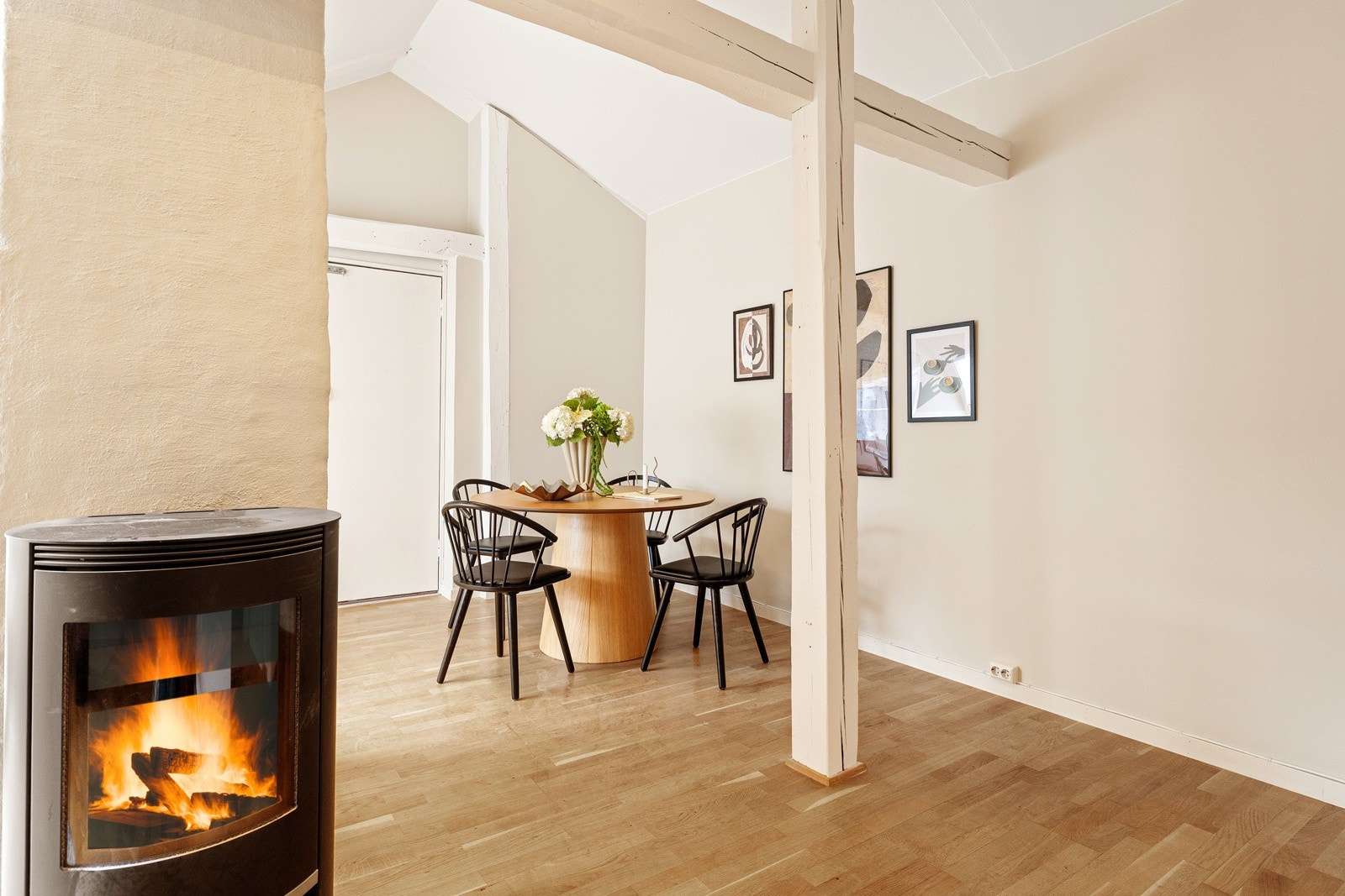 Her er det rikelig med plass til et spisebord i praktisk tilknytning til stue og kjøkken. Galleribilde
