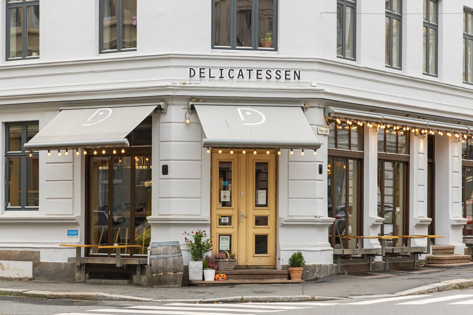 Like i nærheten ligger et rikt utvalg av kafeer, konditorier, restauranter og butikker. Galleribilde
