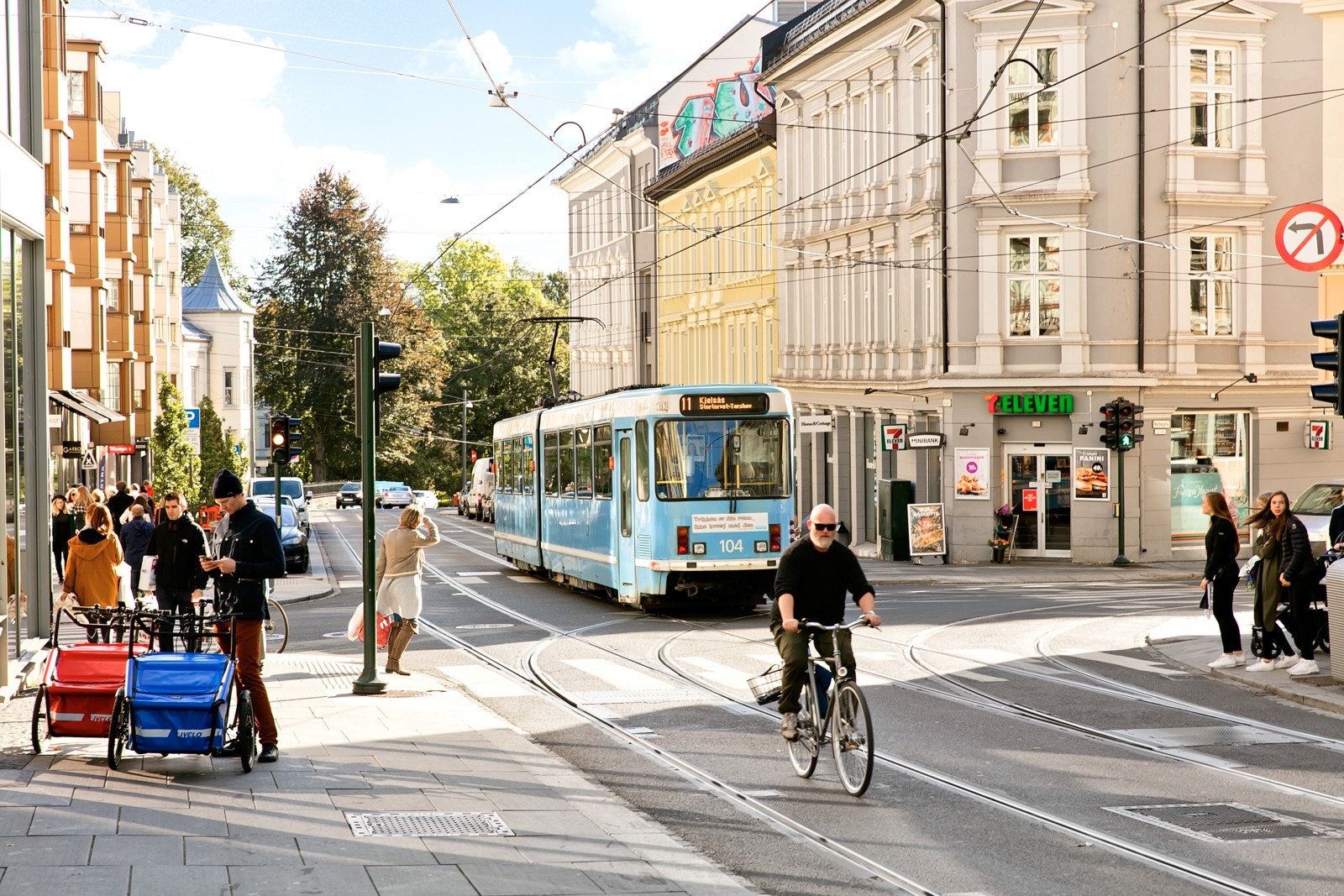Bogstadveien ligger like i nærheten med et rikt utvalg av kafeer, konditorier, restauranter og butikker. Galleribilde