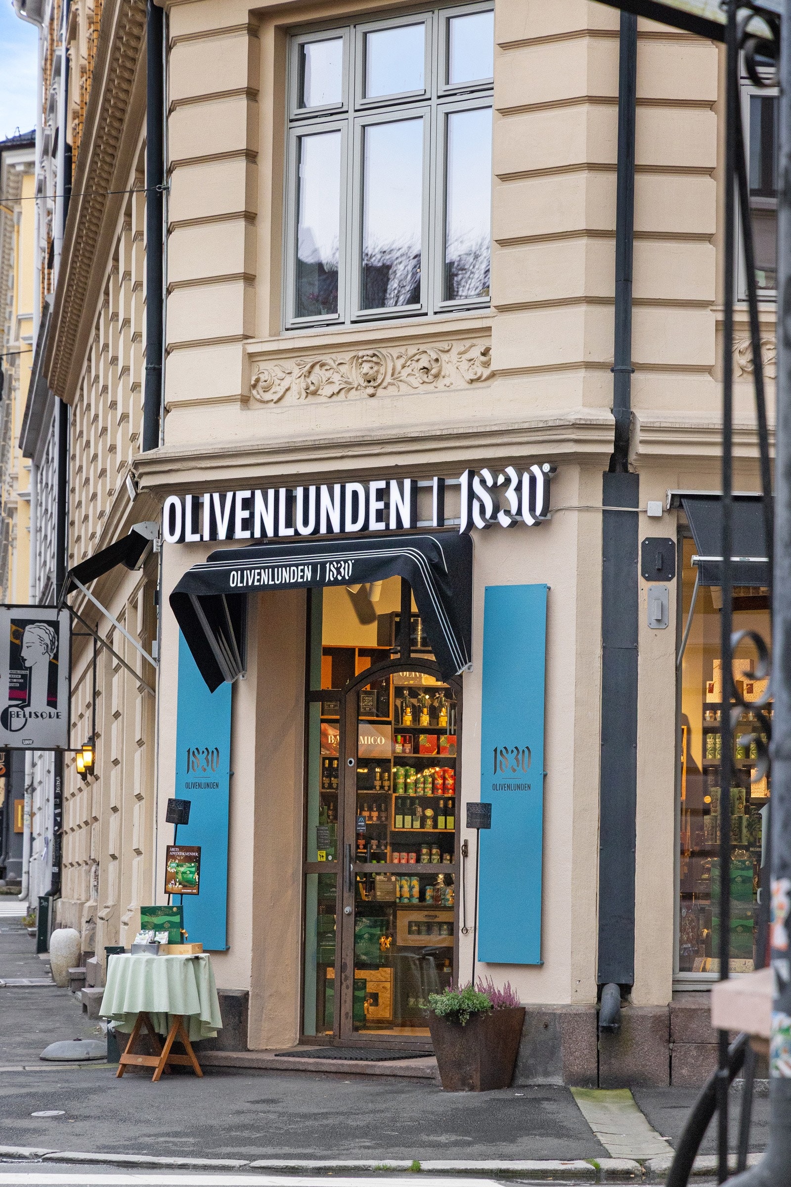 Eiendommen ligger i et urbant, populært og meget sentralt boligområde på Majorstuen i Oslo. Galleribilde