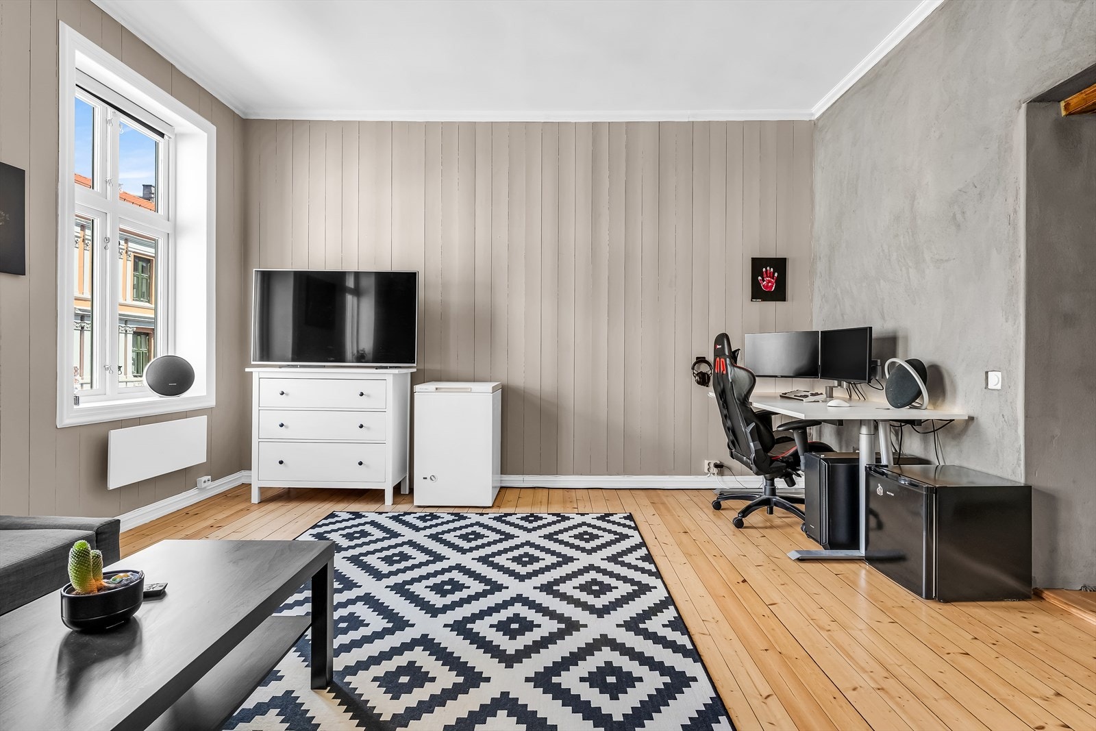 Rommet har en god planløsning med plass til sofagruppe, spisebord eller annet ønskelig møblement.
Fotograf: Håvard Daae Rognli. Galleribilde