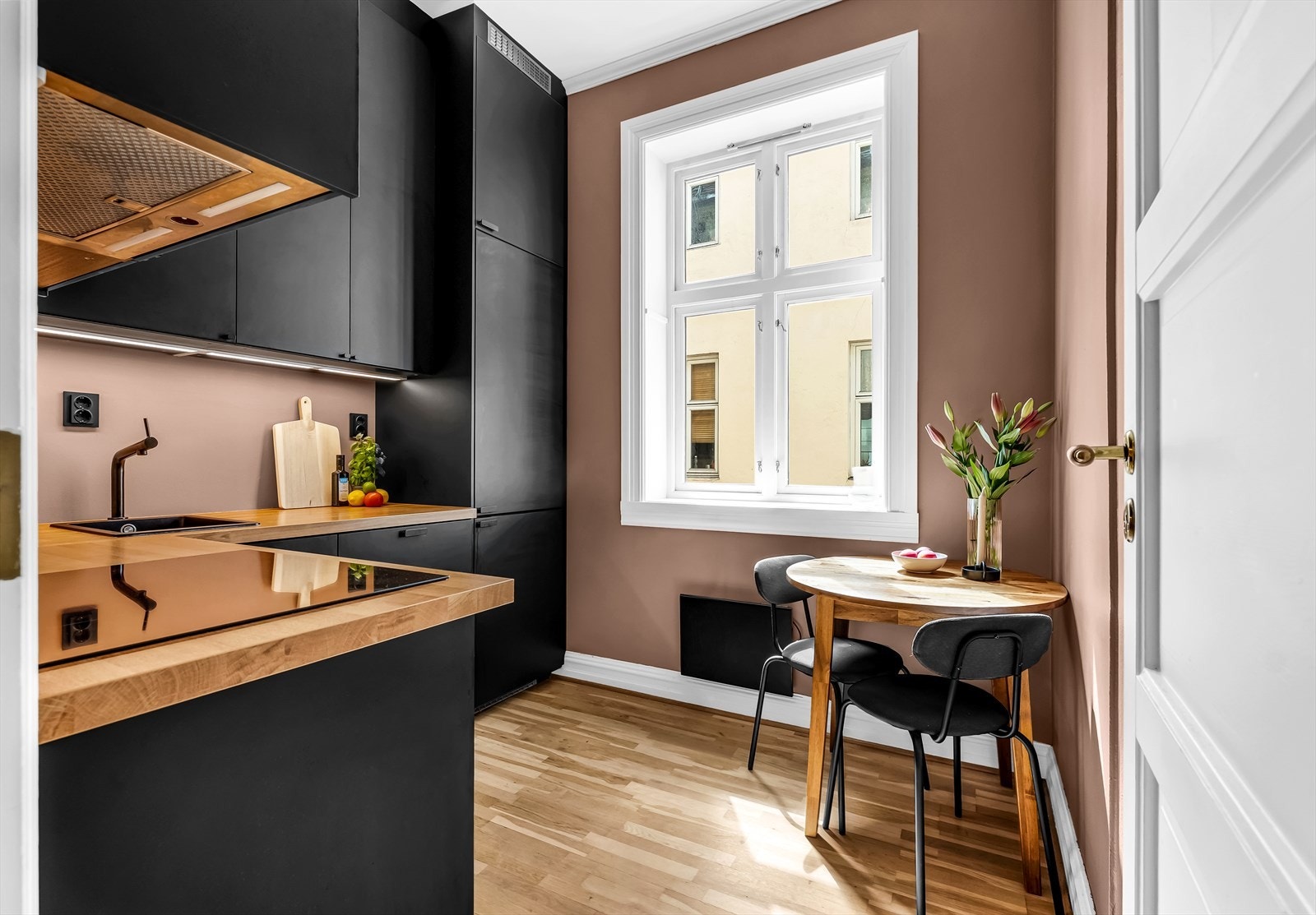 Mørke, glatte, folierte fronter fra IKEA med laminat benkeplate og nedfelt oppvaskkum samt ettgreps kjøkkenbatteri. Galleribilde
