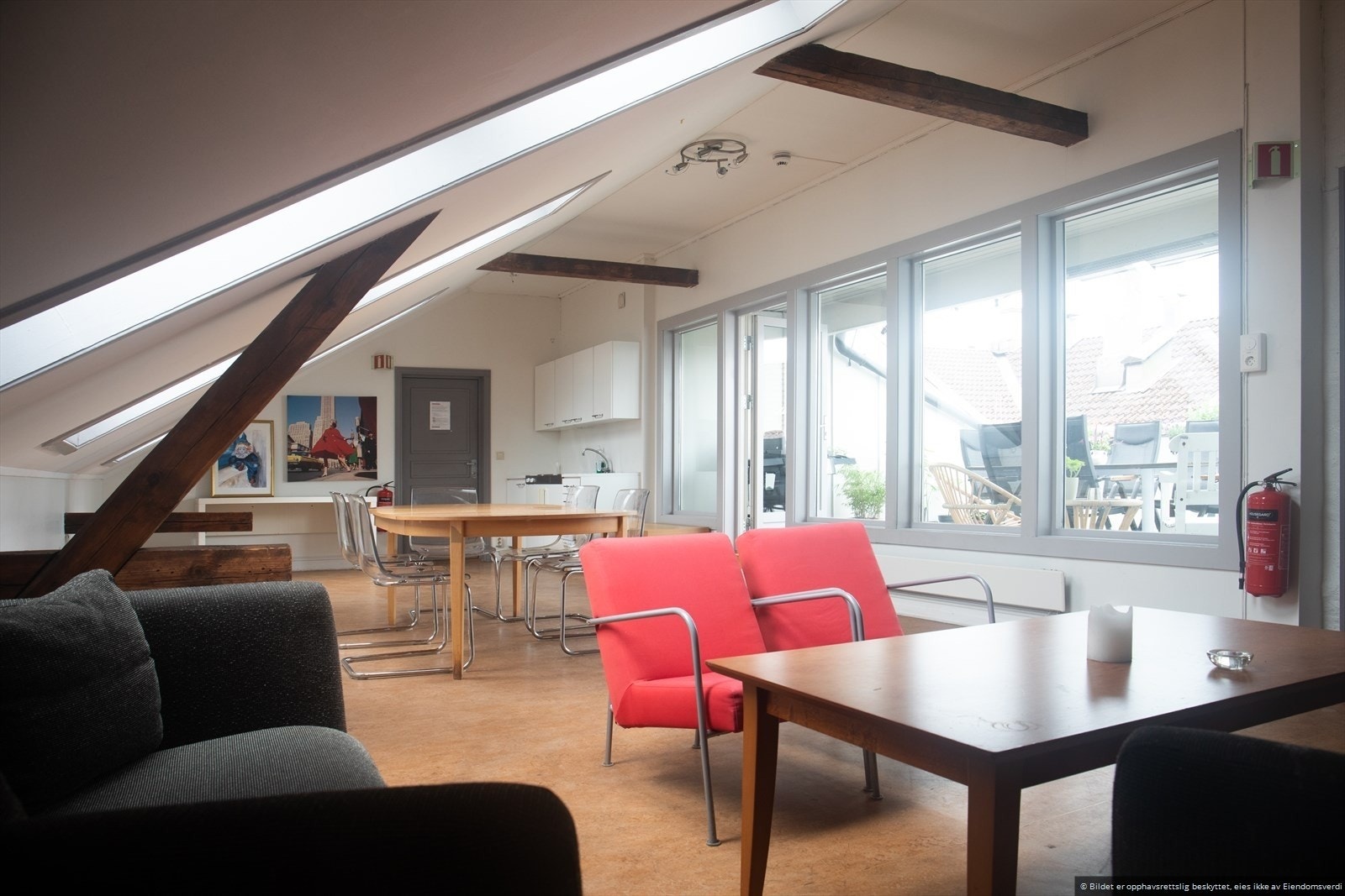 Felles loftsareal samt takterrasse med grill og sittegrupper som gir attraktive felles uteområder. Galleribilde