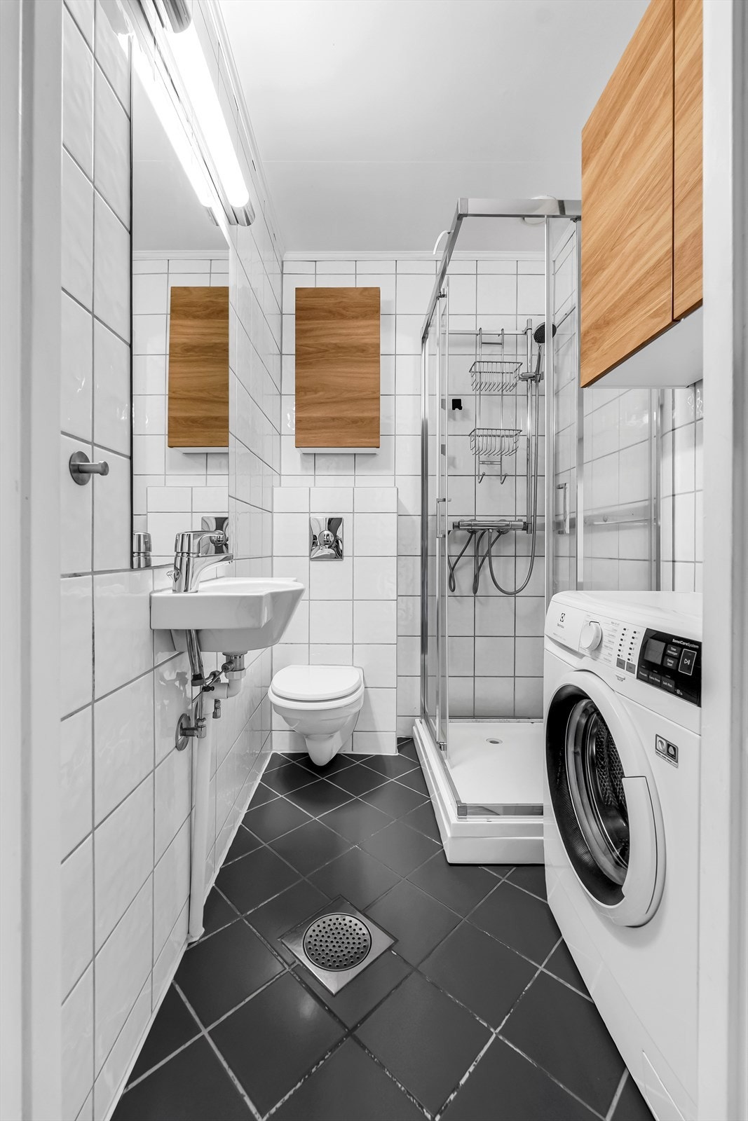 Badet er fra 2004 i følge tidligere beskrivelser. Det har flislagte vegger og malt himling, samt flislagt gulv med varmekabler opplyst av eier. Galleribilde