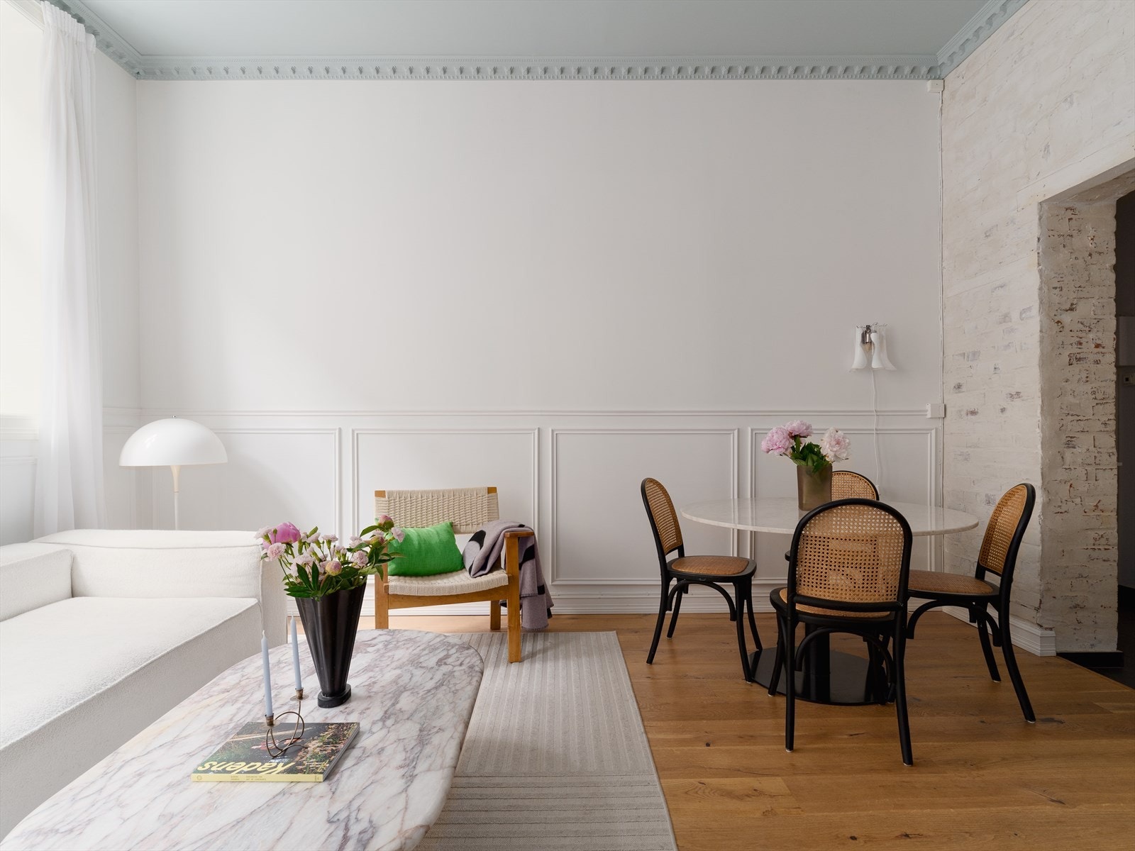 Leiligheten har en gjennomgående planløsning hvor det klassiske møter det moderne i perfekt harmoni. Galleribilde