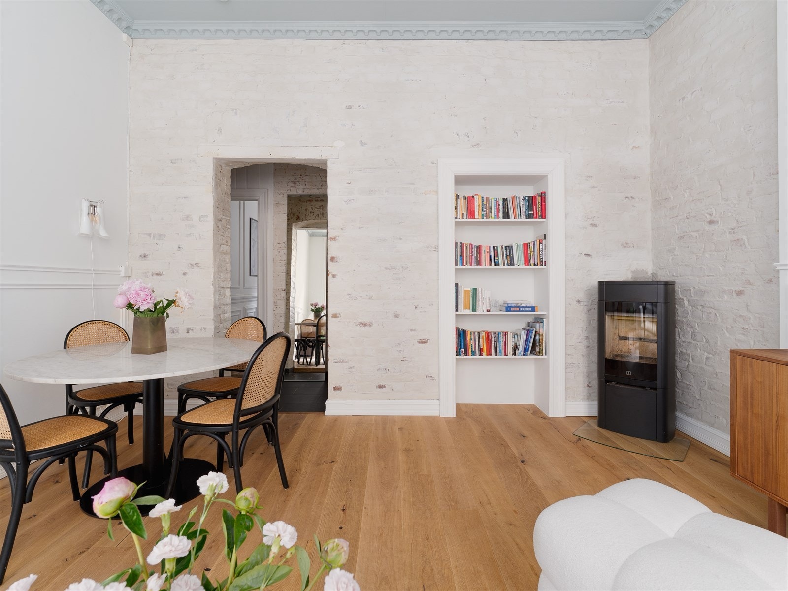 Her får du vakre detaljer som stukkatur og rosetter, vedovn i stuen og generøse vindusflater som understreker det eksklusive preget. Galleribilde