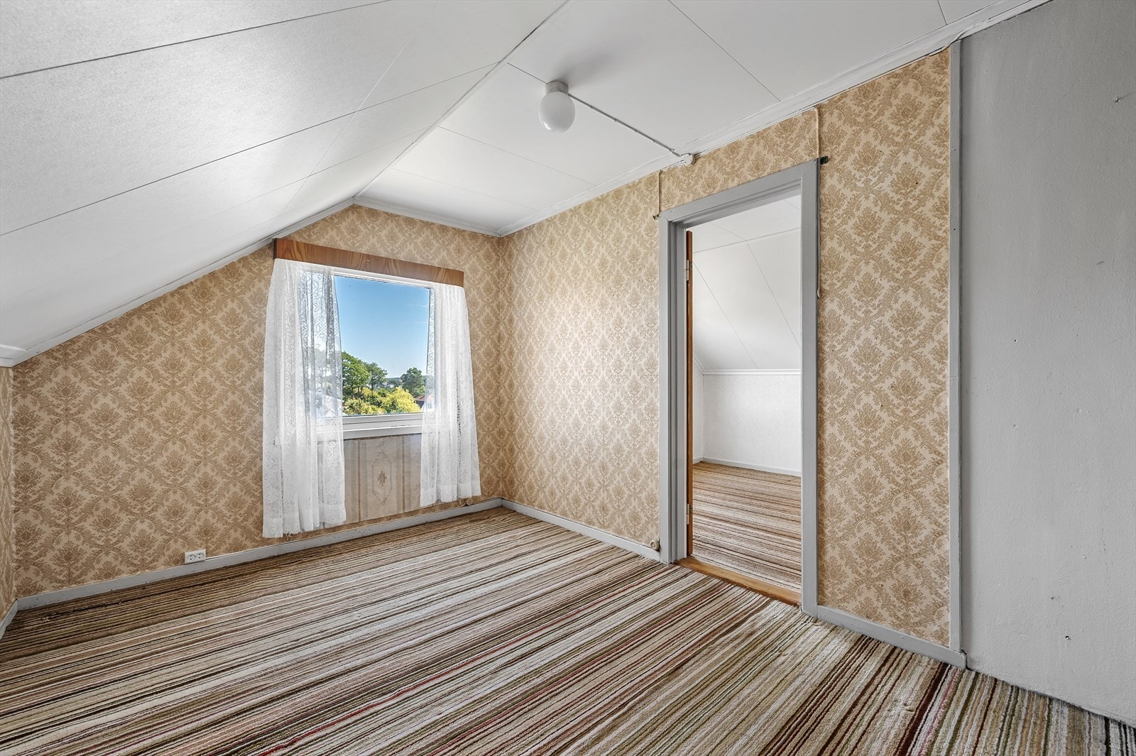 Soverom i andre etasje med plass til seng og oppbevaring. Galleribilde
