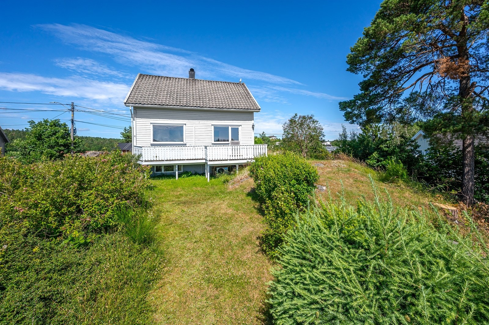 Eiendommen har en romslig tomt med hage og naturtomt. Galleribilde