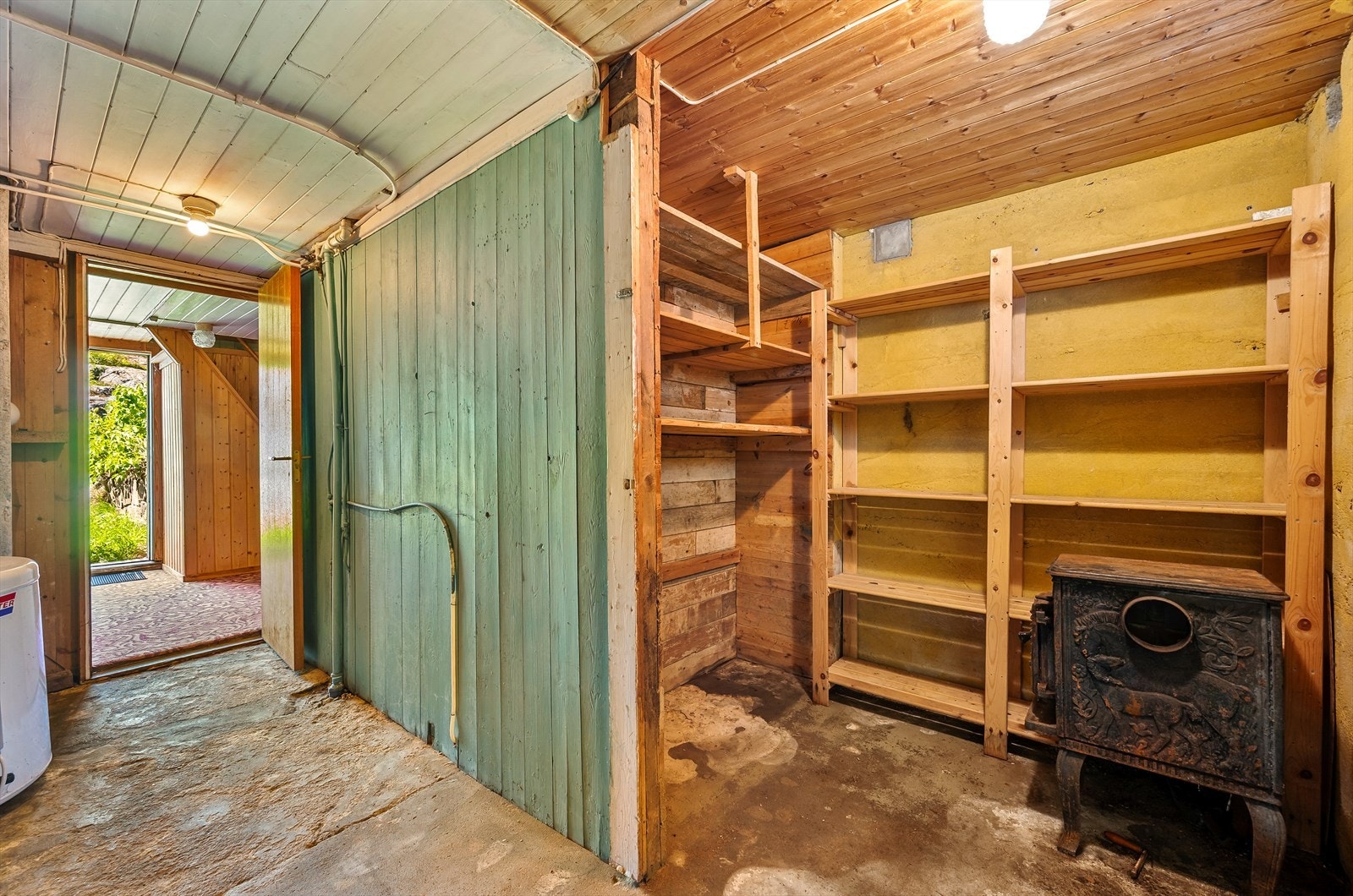 Praktiske boder og lagringsplass i kjelleren. Galleribilde