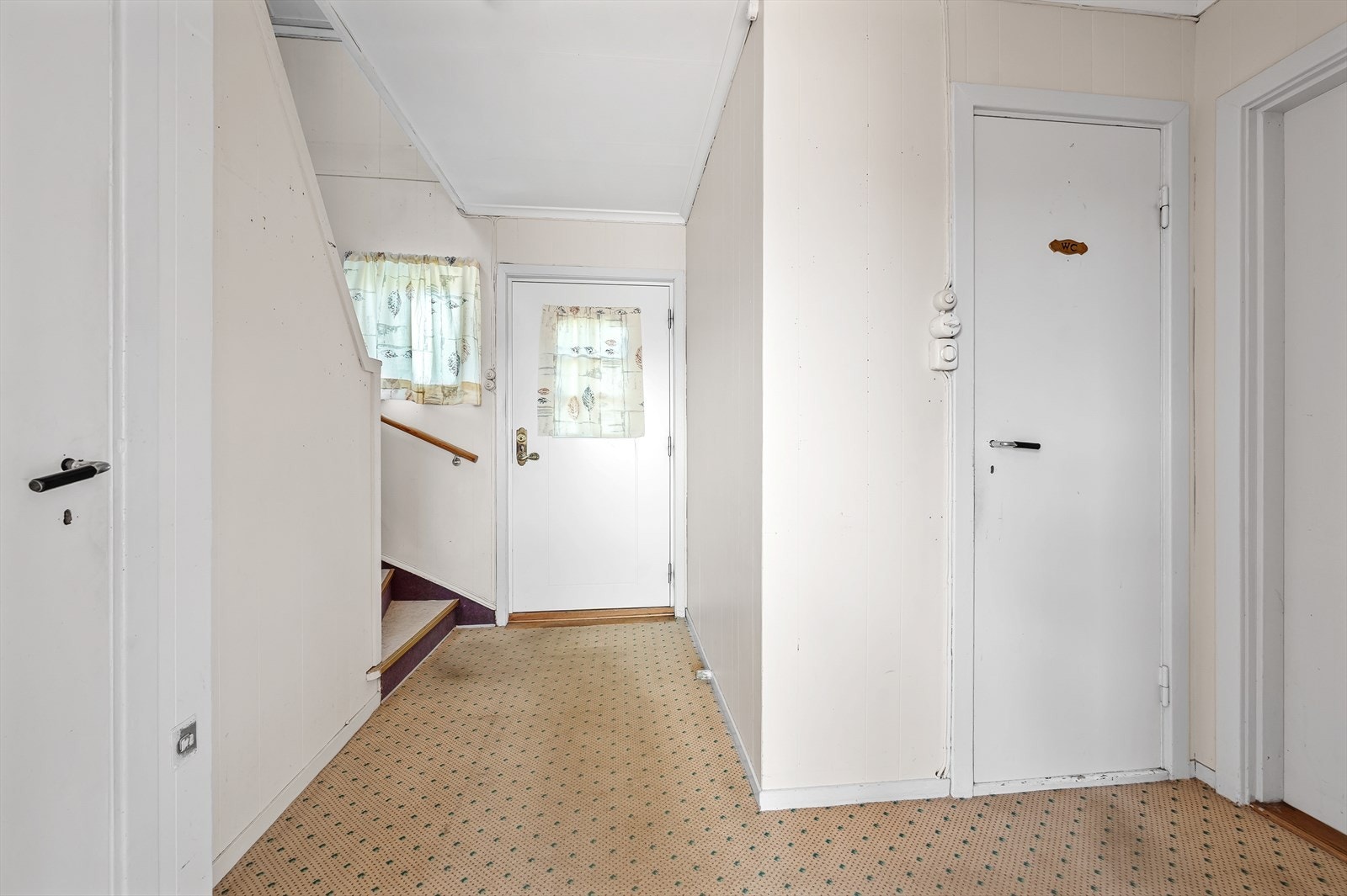 Entré i hovedetasjen med trappeforbindelse til de øvrige etasjene. Galleribilde