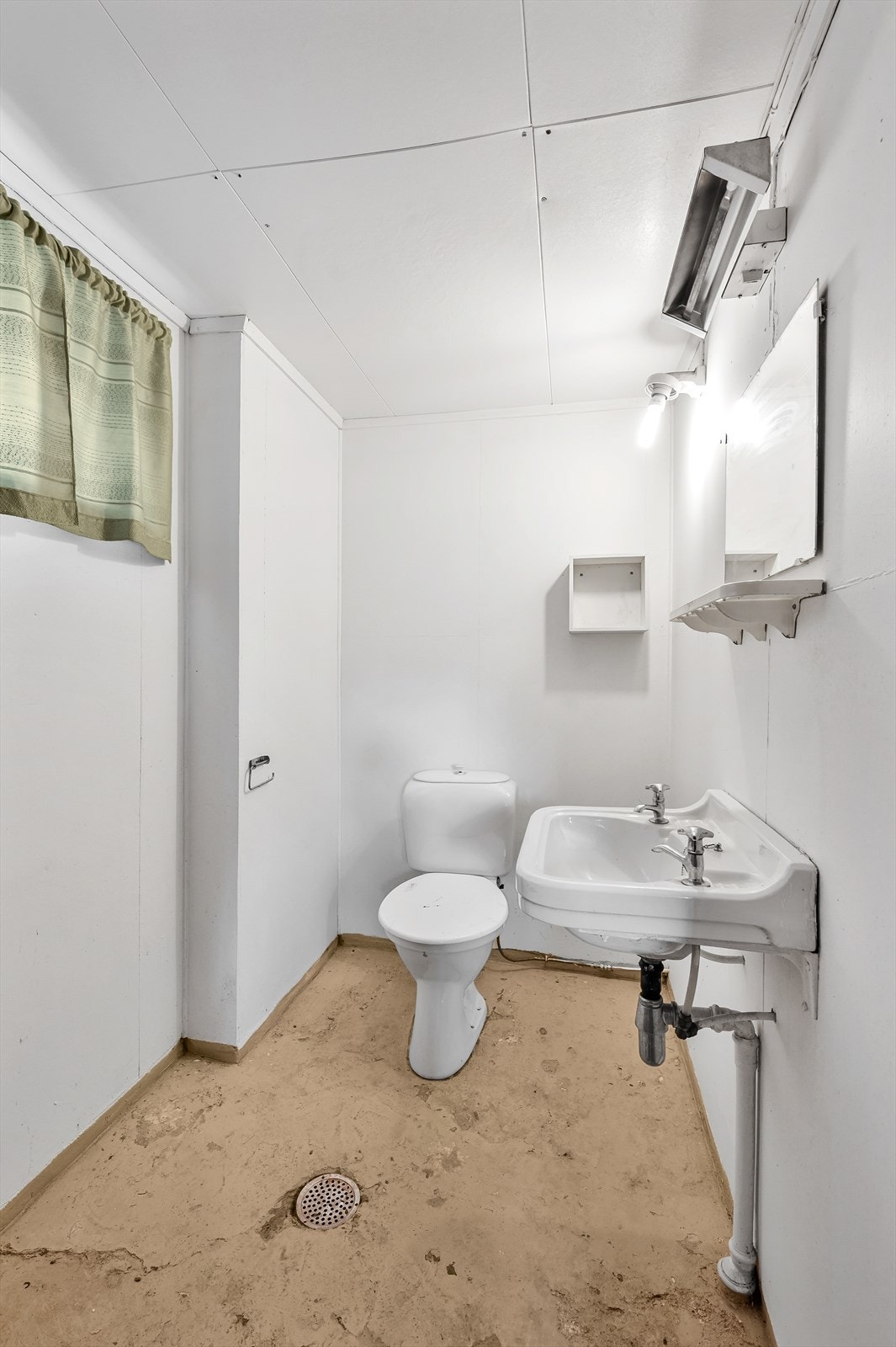 Toalettrom i underetasjen med servant og wc. Galleribilde