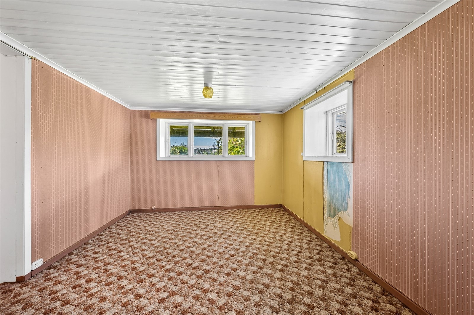 Innredet rom i underetasjen med vindu. Galleribilde