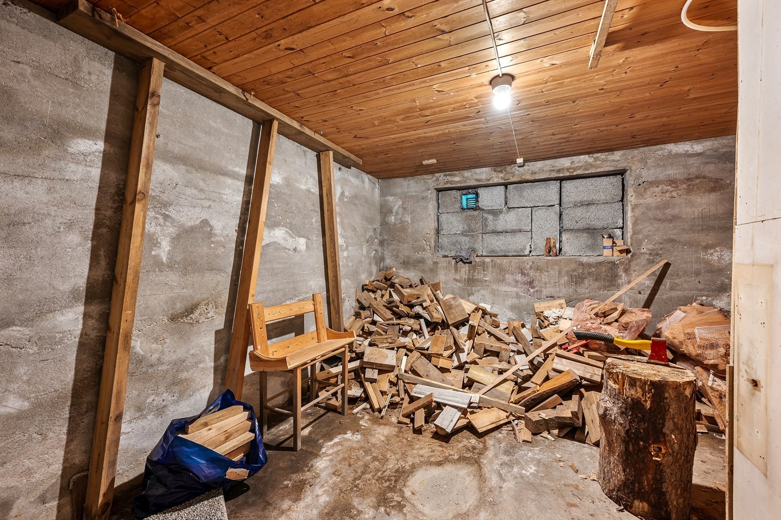 Kjellerrom med god lagringsplass. Galleribilde