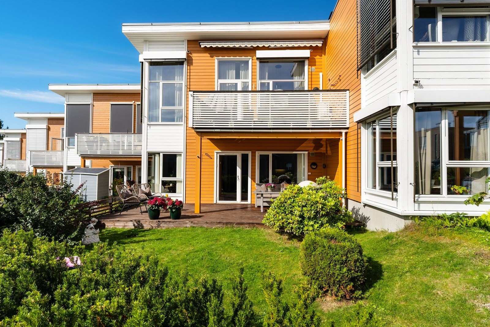 Her kan du senke skuldrene mens solen varmer fra den glir inn på terrassen kl. 10 en tidlig morgen og frem til den forsvinner kl. 21 en sen sommerkveld. Galleribilde