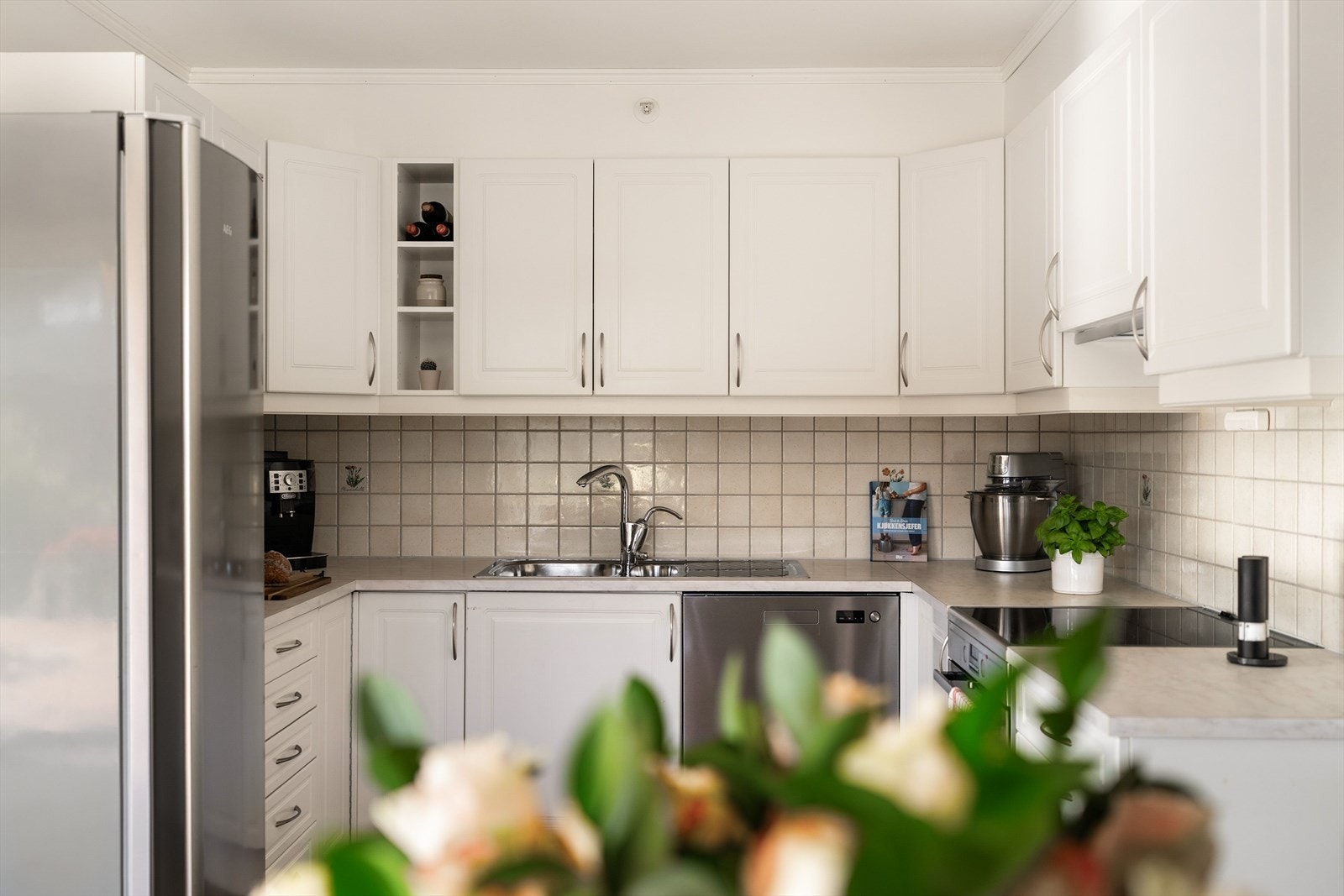 Kjøkkenet er selve hjertet i boligen. Her er det plass til de gode samtalene, matlagingen som samler familien rundt middagsbordet og kaffekoppen som traktes en tidlig søndags morgen. Galleribilde