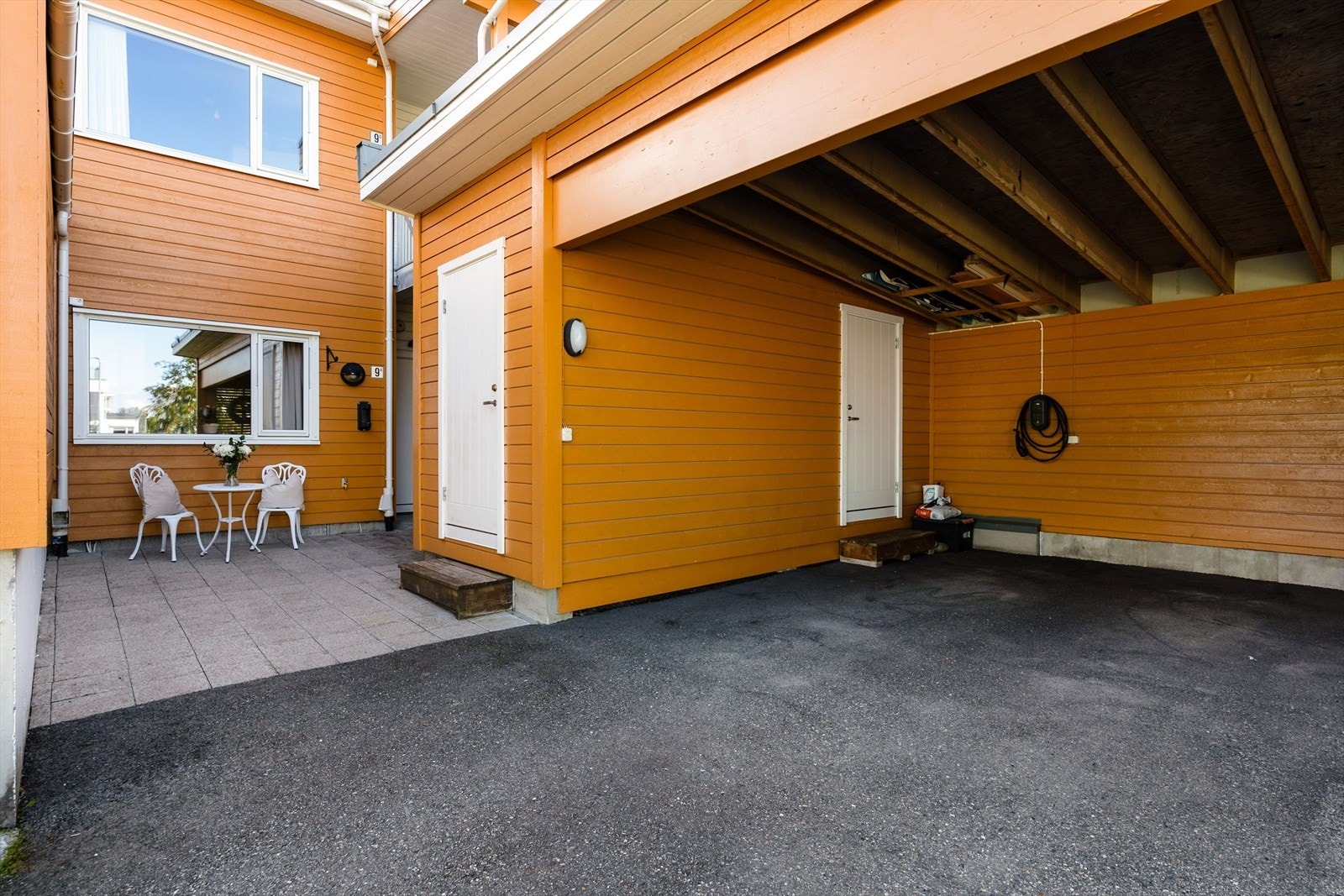 Når du kommer hjem parkerer du bilen på den faste plassen i carporten (elbillader montert i 2025 og ny kurs opprettet). Her har man tilgang på en praktisk sportsbod på 5 kvm. Galleribilde