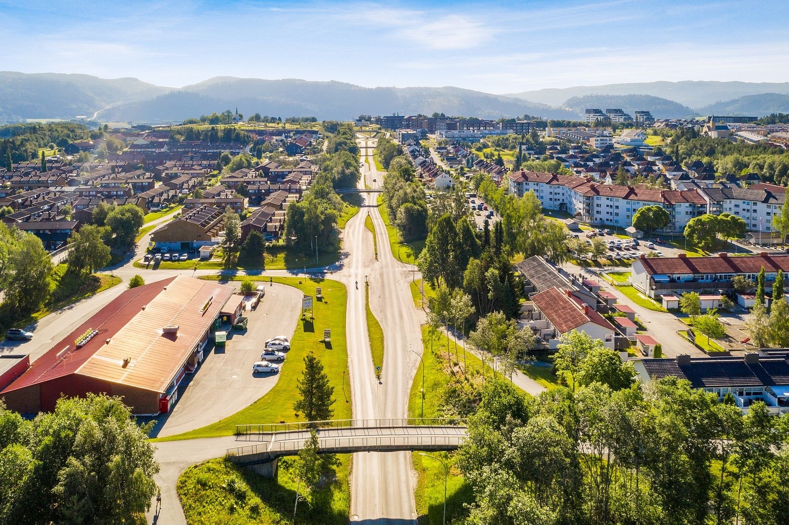 Bunnpris Tonstad finner vi 900m fra leiligheten og nås enkelt til fots via trygge internveier, eller med bil på 3 minutter. Butikken har post-i-butikk og er søndagsåpen fra 11-22. Galleribilde