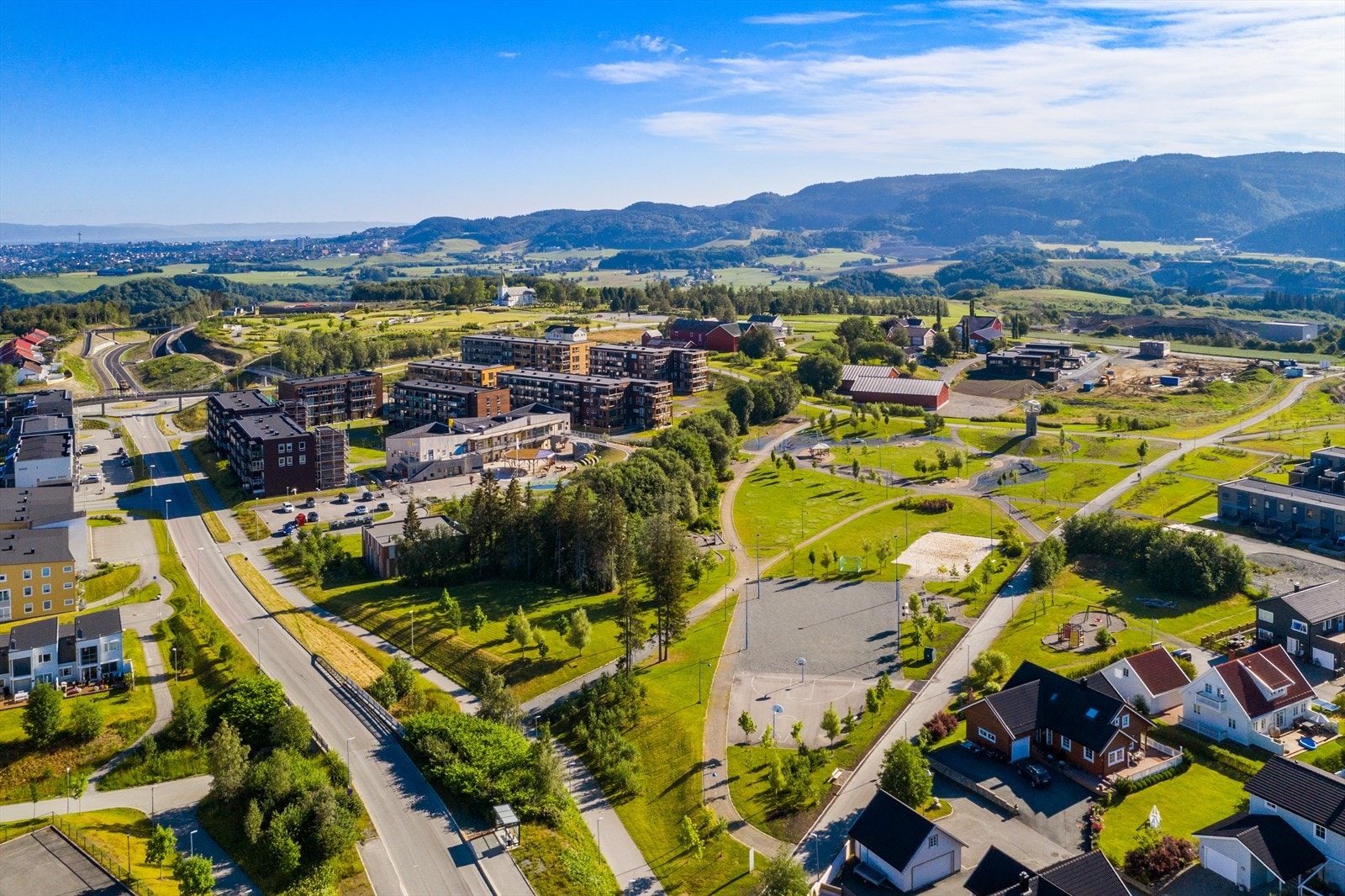 Utenfor ytterdøren går det internveier som er perfekte for en fin spasertur rundt Tillerskogen eller til Tillerparken som kan by på flere aktiviteter for barn og ungdom. Galleribilde