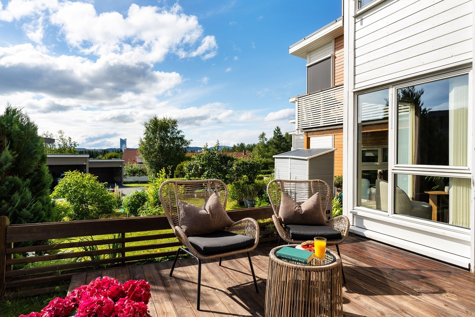 I 2020/2021 ble det bygget ny terrasse. Den gangen fikk de lov til å utvide terrassen og den er nå en av få leiligheter i borettslaget med en uteplass på hele 26 kvm. Galleribilde