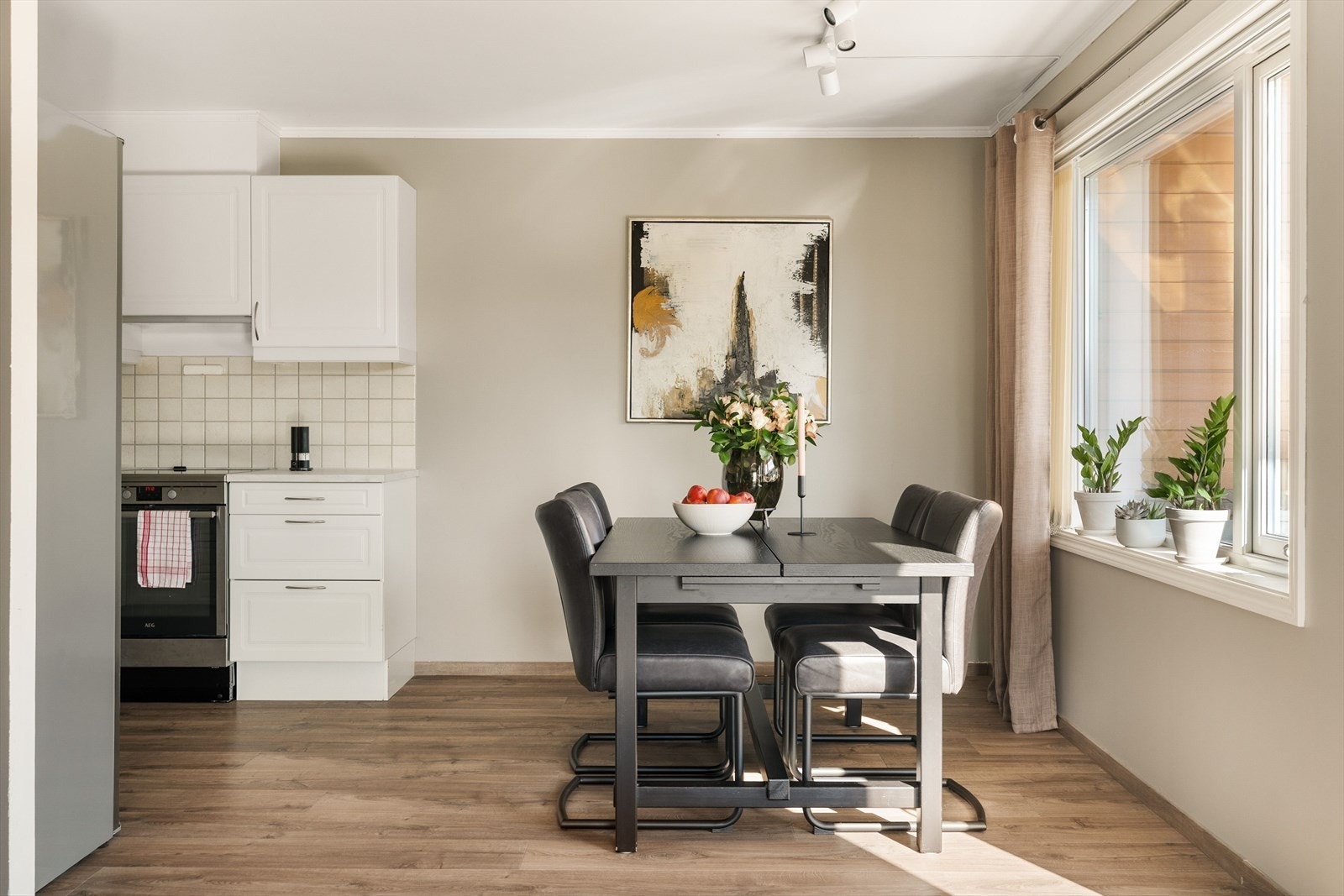 Å samle familie og venner til et godt måltid handler om god mat som kan forberedes på forhånd, en hyggelig borddekking og en avslappet stemning. Kjøkkenets utforming, spisebordets plassering og den luftige plassen bidrar til nettopp dette. Galleribilde