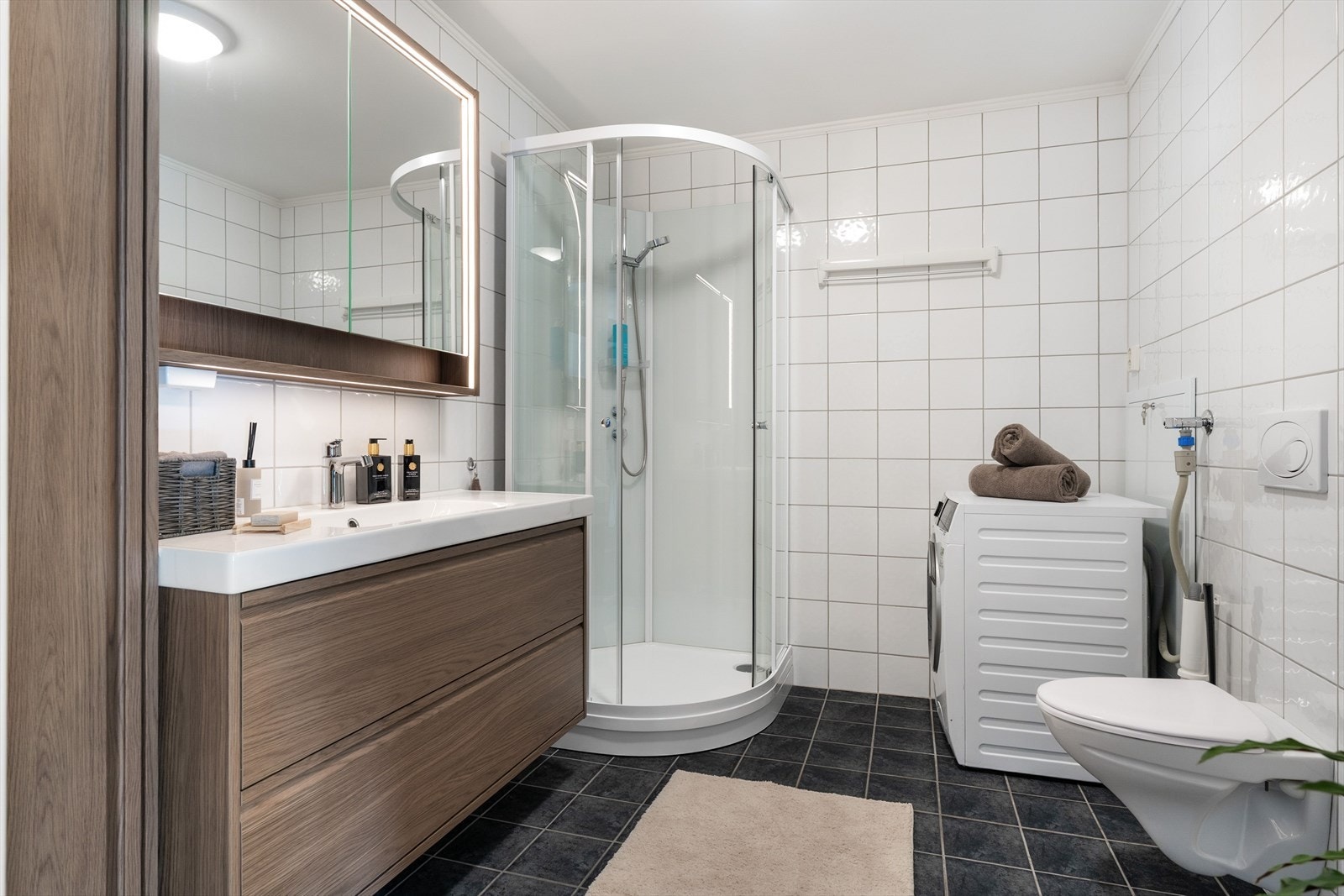 Badet er fra byggeår og er pent brukt, der takstmann ikke har registrert forhold som indikerer svikt i funksjonen. I 2019 ble det montert et nytt dusjkabinett og i 2025 ble baderomsinnredning skiftet og nye stikk montert, samt dimbar belysning. Galleribilde