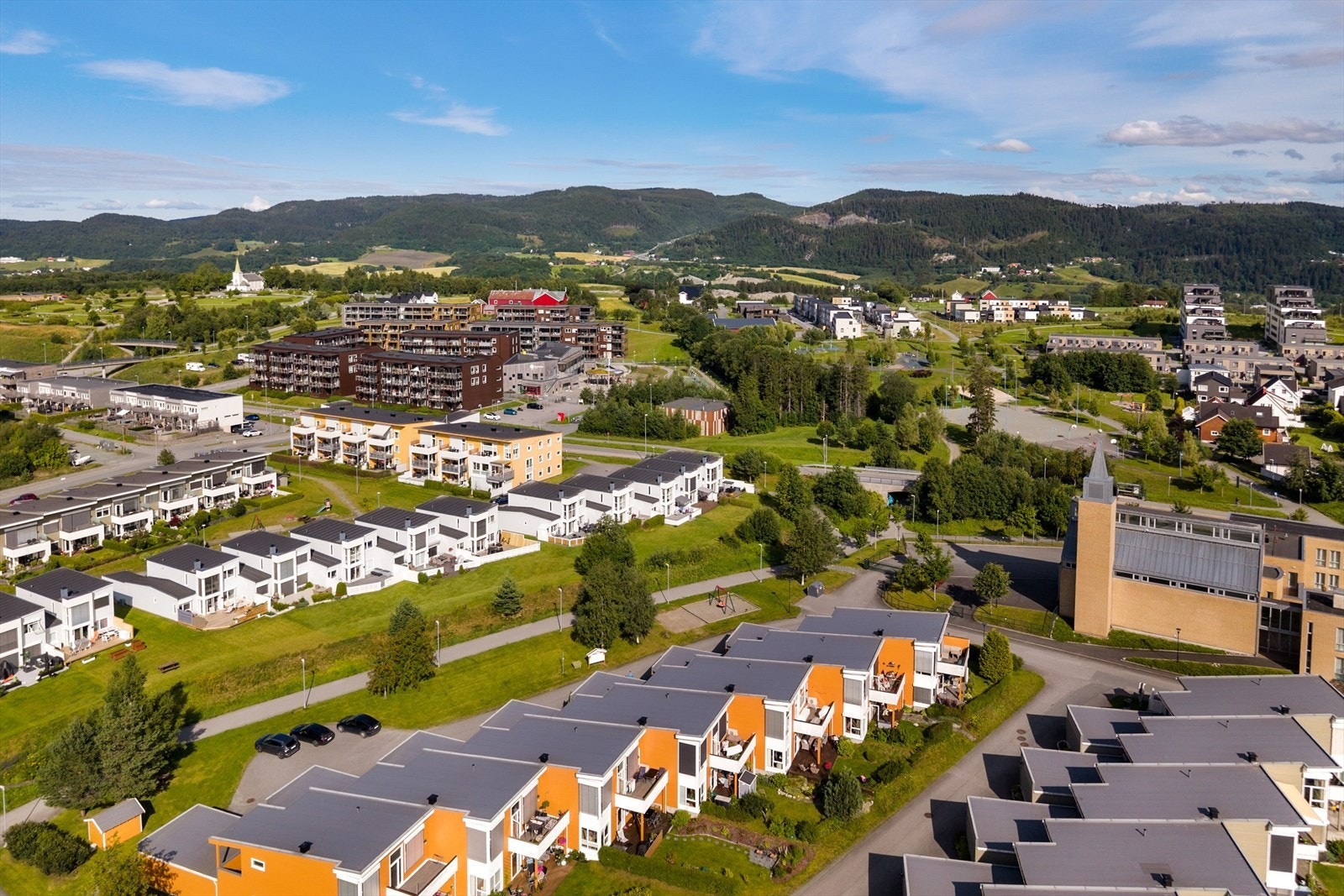 Fra leiligheten er det kun et par steinkast til Tillerparken, barnehagen "Porsmyra" og "Norlandia" og bussholdeplassen "Ingeborg Ofstads veg". Galleribilde