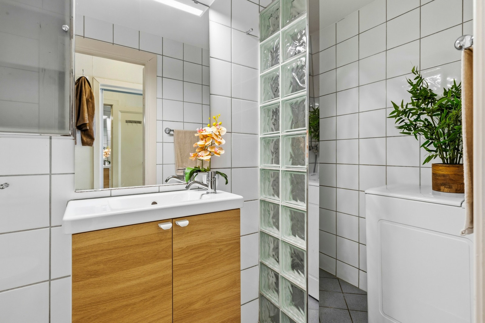 - Pent flislagt bad med gulvvarme - Galleribilde