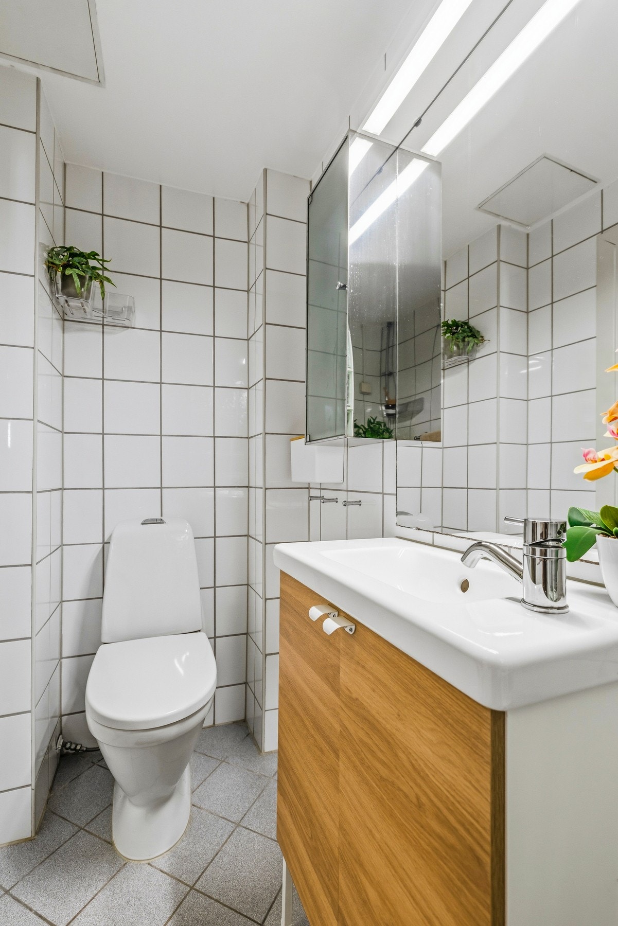 - Bad med WC, dusjplass, servant med ettgreps blandebatteri i innredning og opplegg for vaskemaskin - Galleribilde