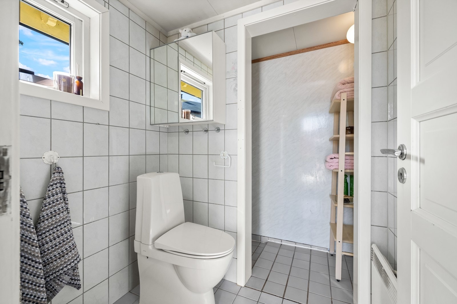 Badet er innredet med servant, toalett og dusj. Galleribilde