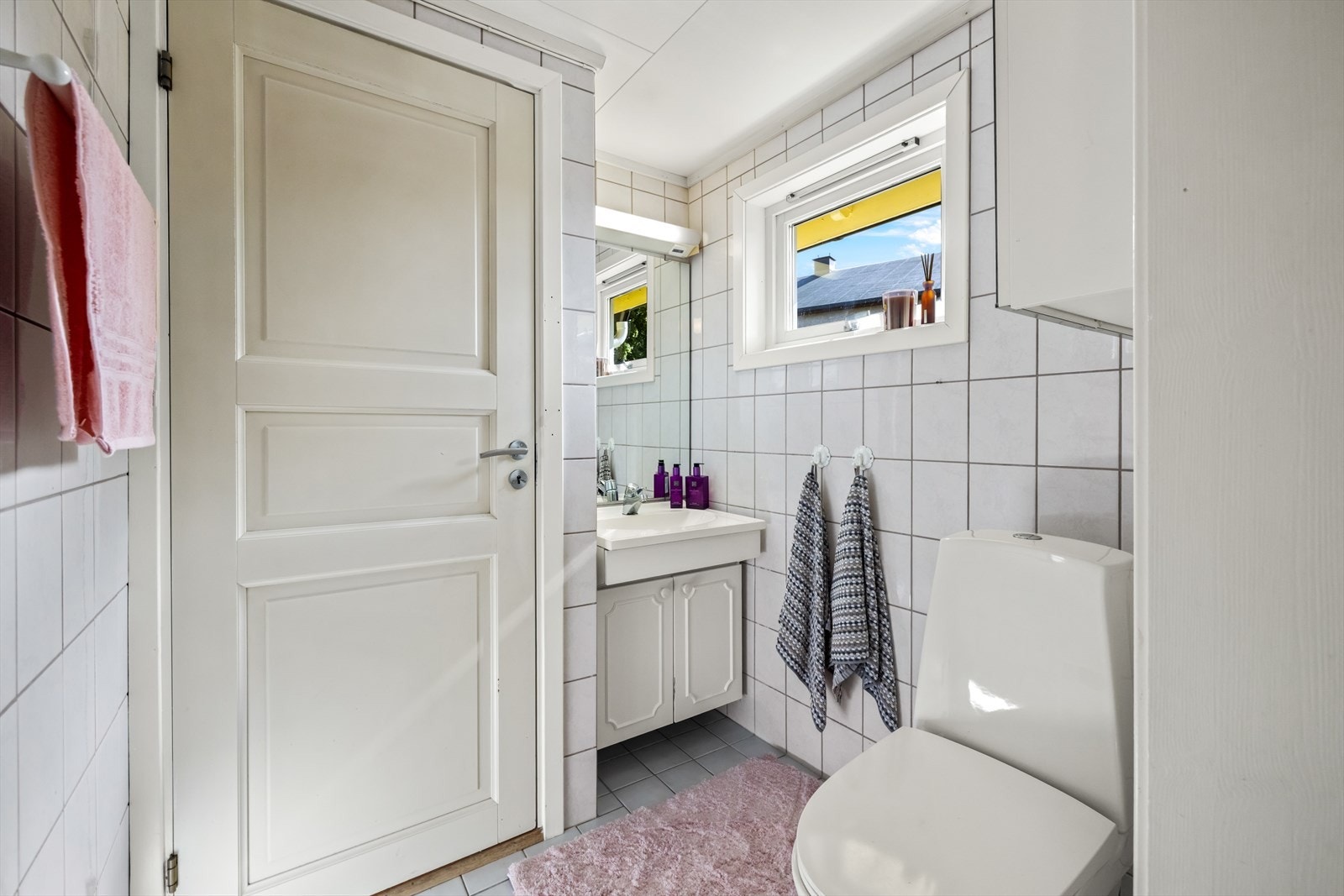Badet i 1. etasje ble etablert på 1990-tallet og har flislagt gulv, flislagte vegger samt baderomsplater i dusjsonen. Galleribilde