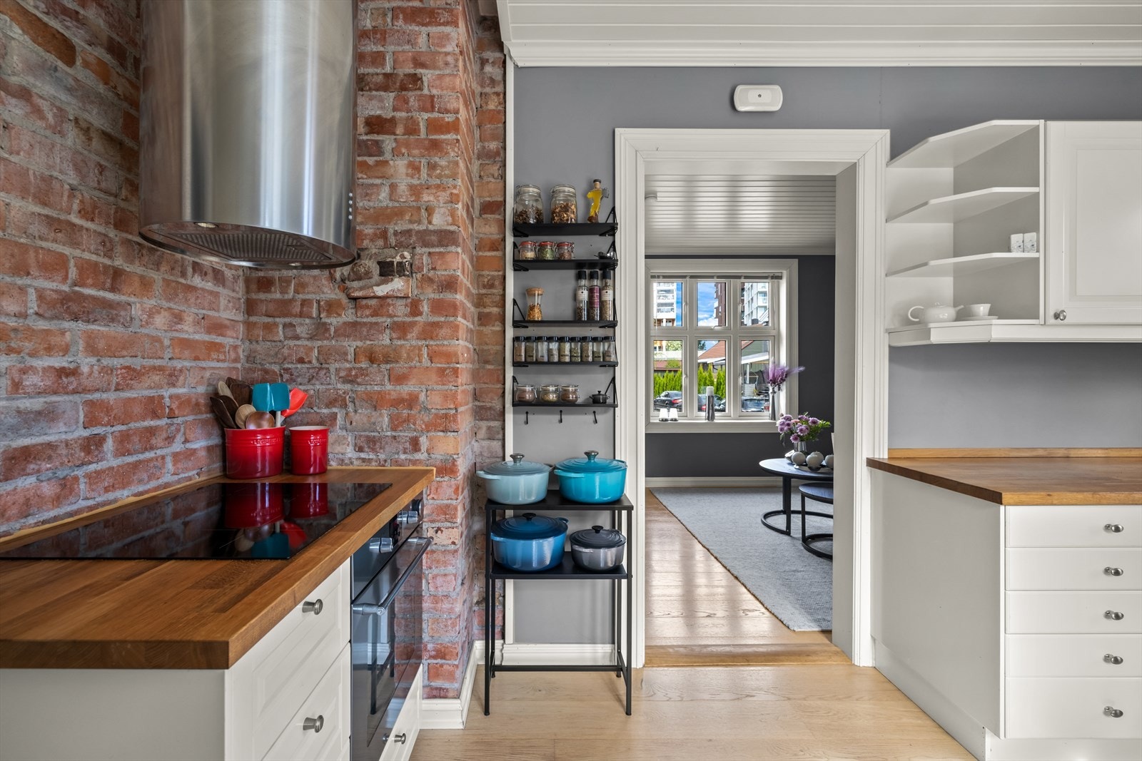 Kjøkkenet er utstyrt med kjøle- og fryseskap, oppvaskmaskin, oppvaskkum i stål, platetopp og stekeovn. Galleribilde
