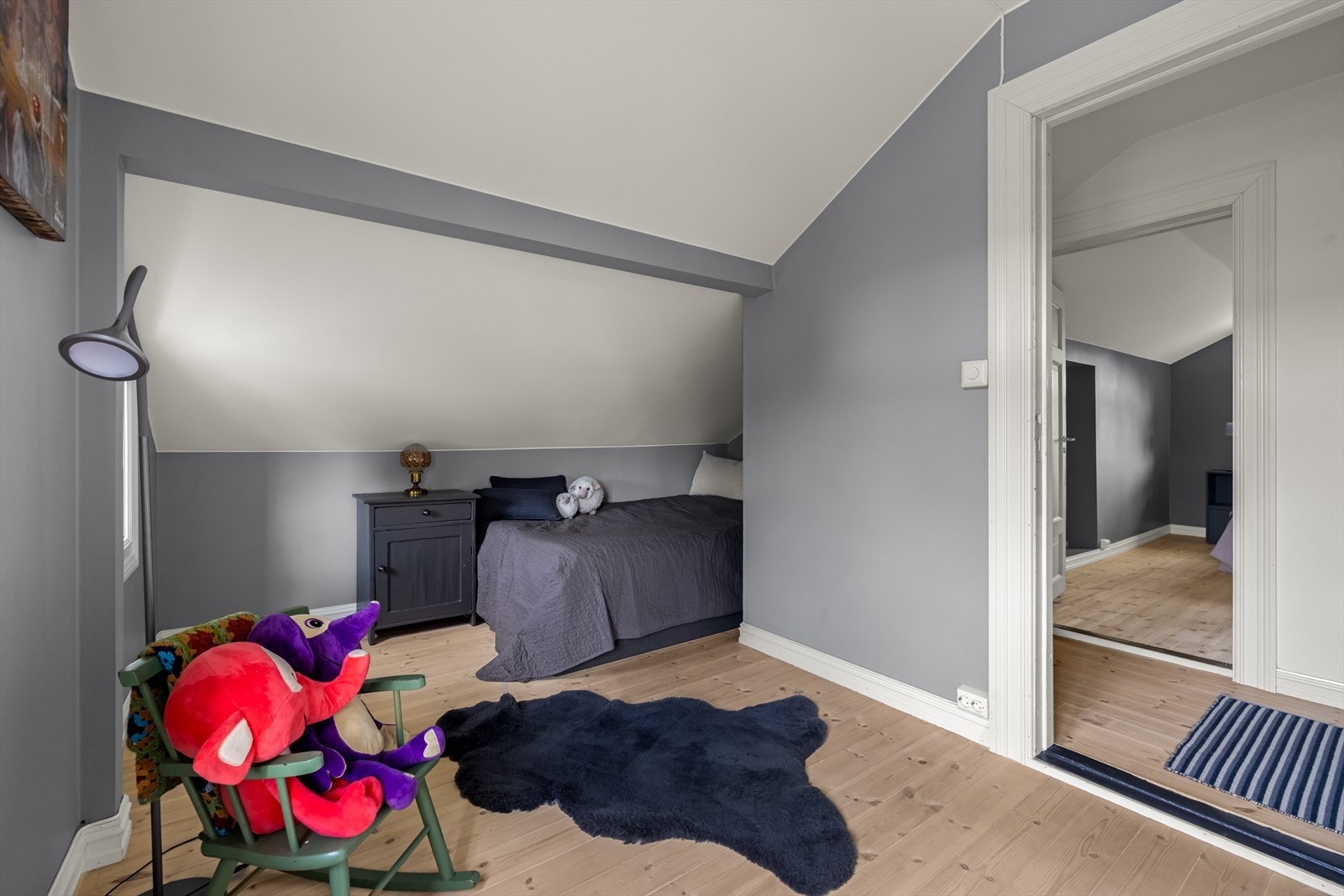 Det andre soverommet har plass til seng, garderobe og skrivebord, og egner seg godt som barnerom, gjesterom eller hjemmekontor. Galleribilde