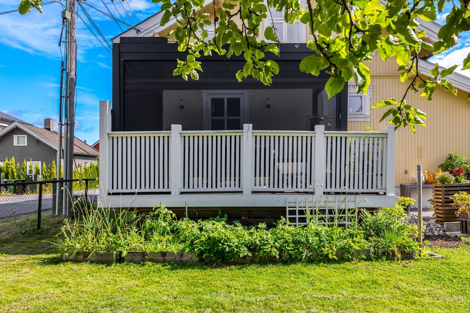 Fra spisestuen er det utgang til en terrasse på ca. 18 kvm, delvis overbygget med en moderne pergola som skaper et lunt og skjermet uterom. Galleribilde