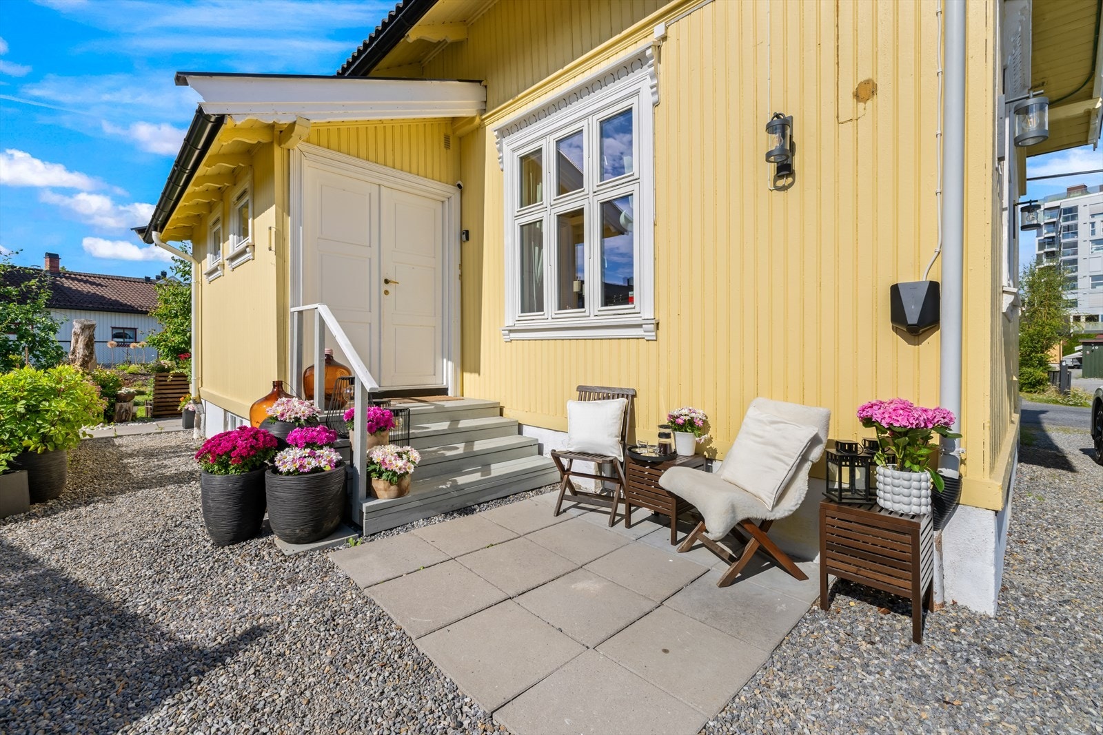 Inngangspartiet er pent opparbeidet med belegningsheller og beplantning som skaper en innbydende adkomst til boligen. Galleribilde