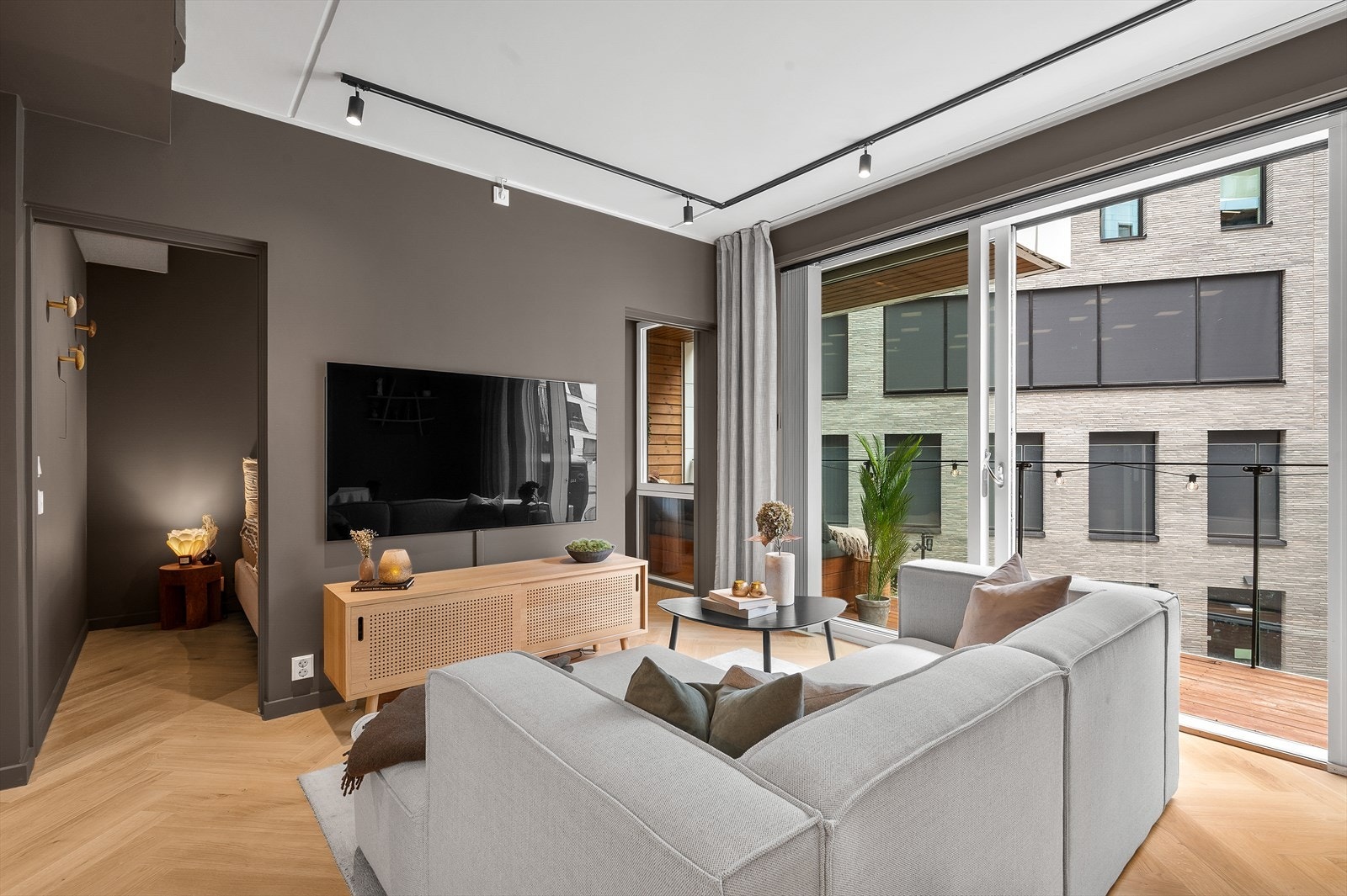 Stuen har møbleringsmuligheter for sofagruppe, mediemøblement og spisebord Galleribilde