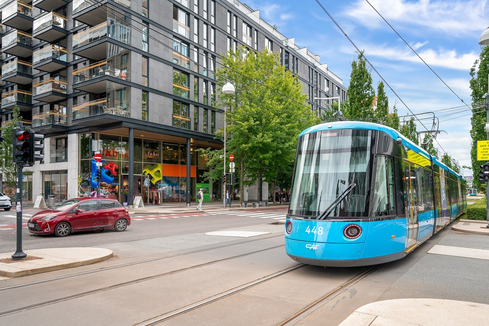 Beliggenheten er også svært praktisk for deg som benytter kollektivtransport. Buss og trikk går fra holdeplasser i Bjørvika og Dronning Eufemias gate, mens Oslo S ligger innen kort gangavstand med tog, Flytoget, T-bane og et omfattende kollektivtilbud Galleribilde