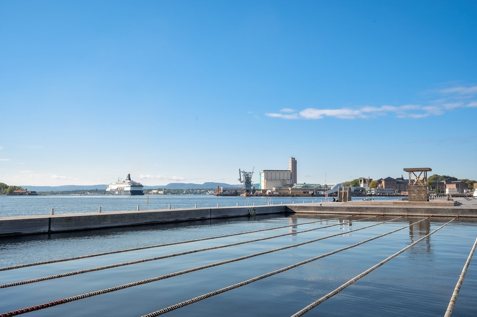 50 meter langt åpent svømmebasseng med åtte baner Galleribilde
