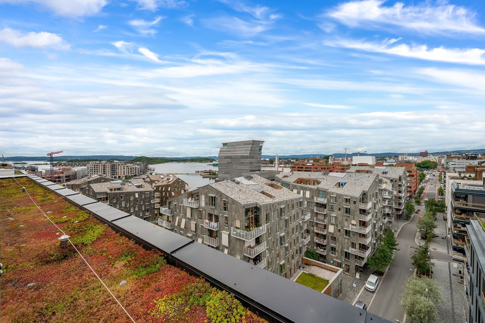 Her bor du tett på fjorden og havnepromenaden, samtidig som Oslo sentrum og et omfattende tilbud av servicetilbud, serveringssteder og kollektivtransport ligger innen kort gangavstand Galleribilde