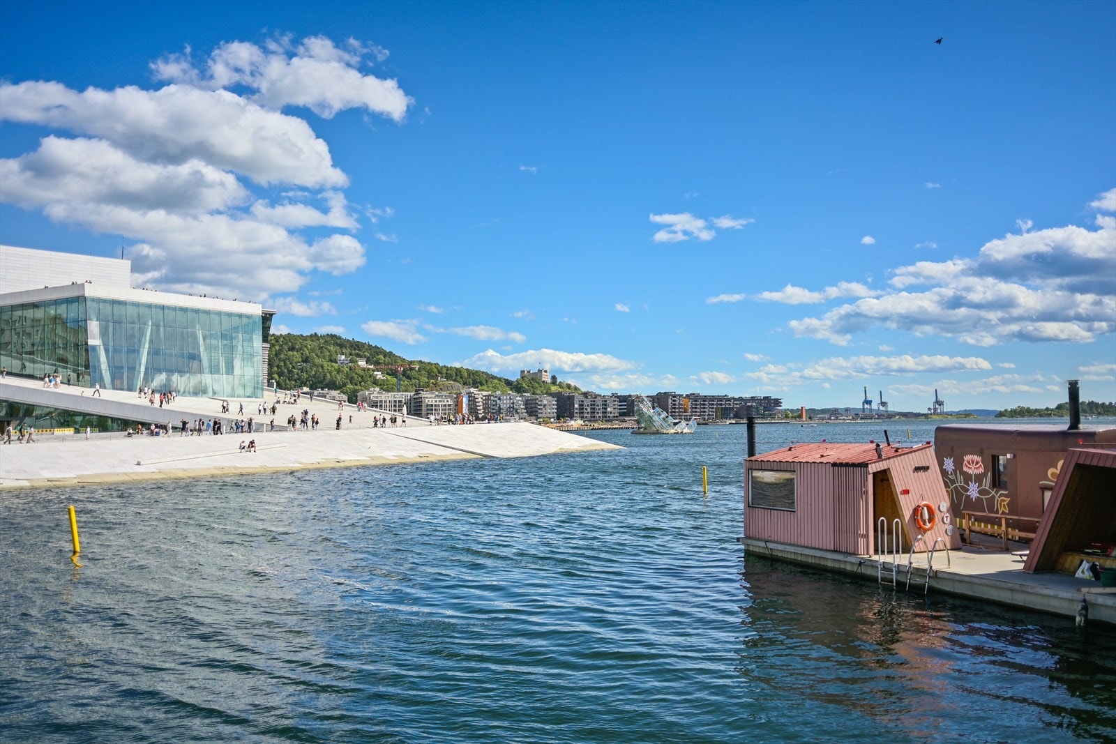 Havnepromenaden følger fjorden og legger godt til rette for både gå- og løpeturer, med forbindelse videre langs sjøfronten Galleribilde