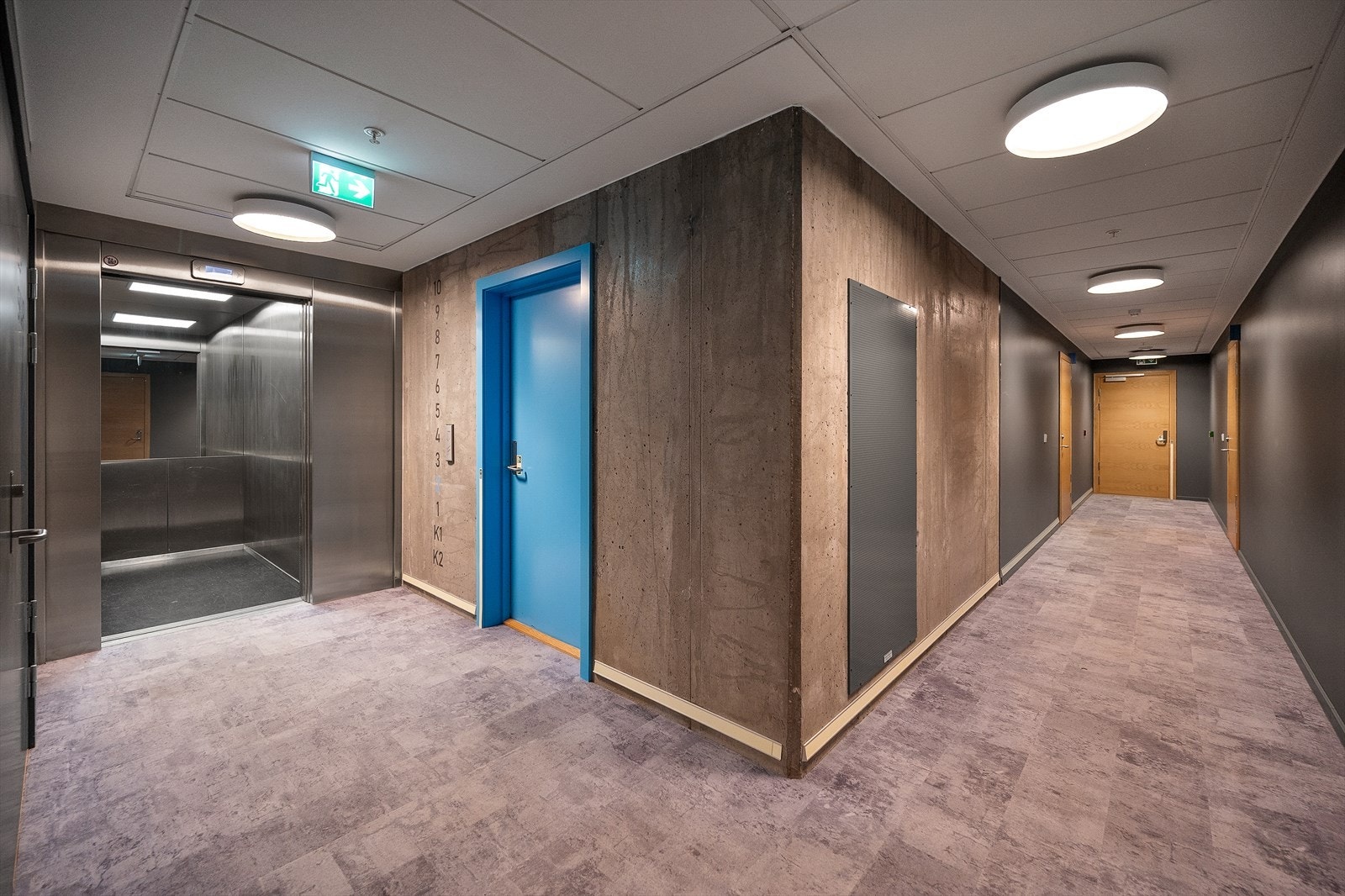 Representativte og velholdte fellesarealer med heisadkomst til inngangsparti, kjelleretasje med bod og felles takterrasse i 10. etasje Galleribilde