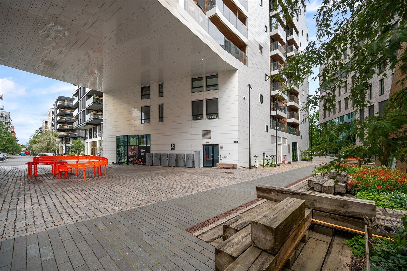Leiligheten har en svært attraktiv og sentral beliggenhet i Bjørvika, et moderne og veletablert byområde hvor sjø, arkitektur, kultur og byliv møtes Galleribilde